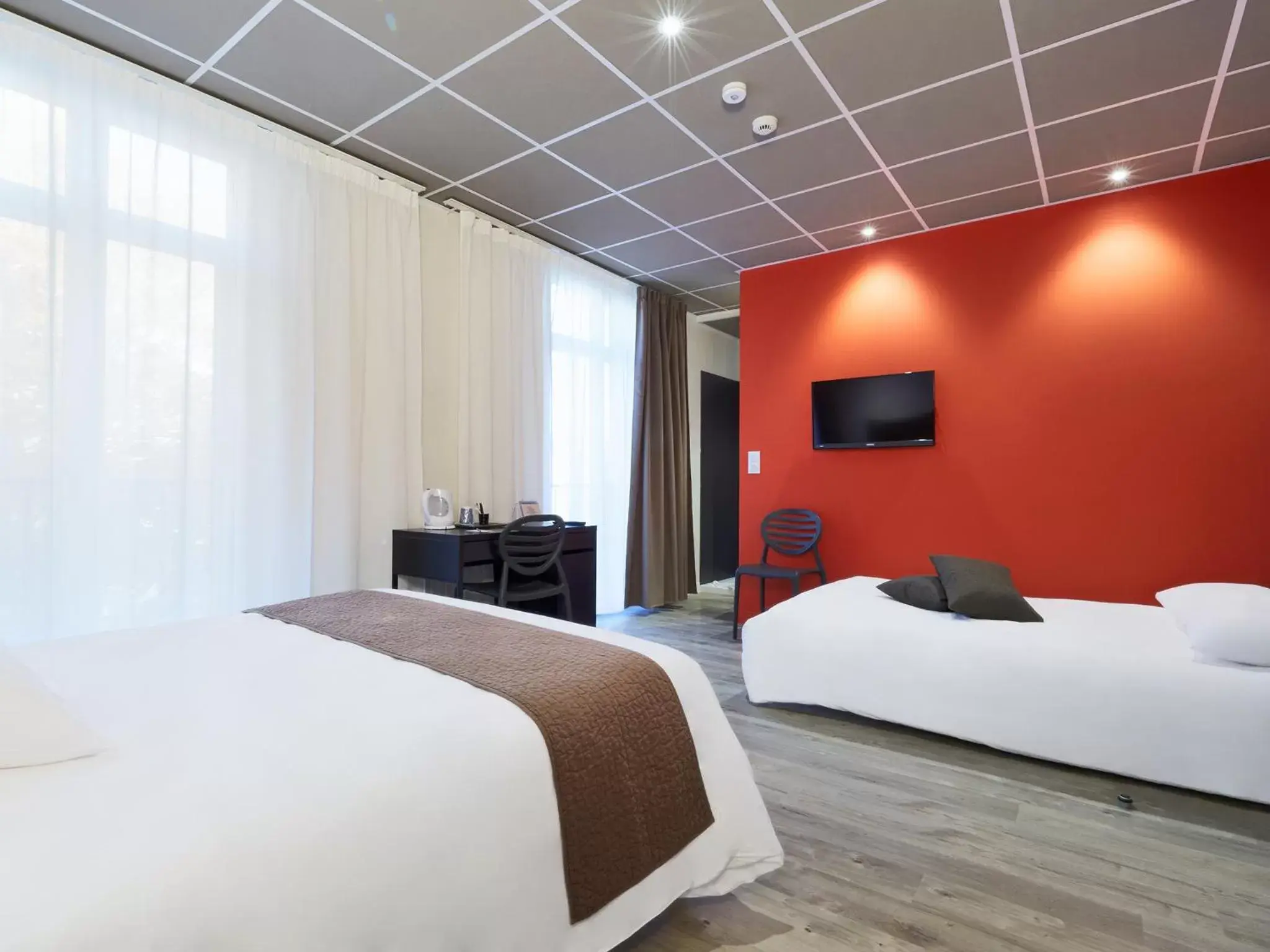 Bed, Room Photo in Kyriad Nantes Centre Graslin