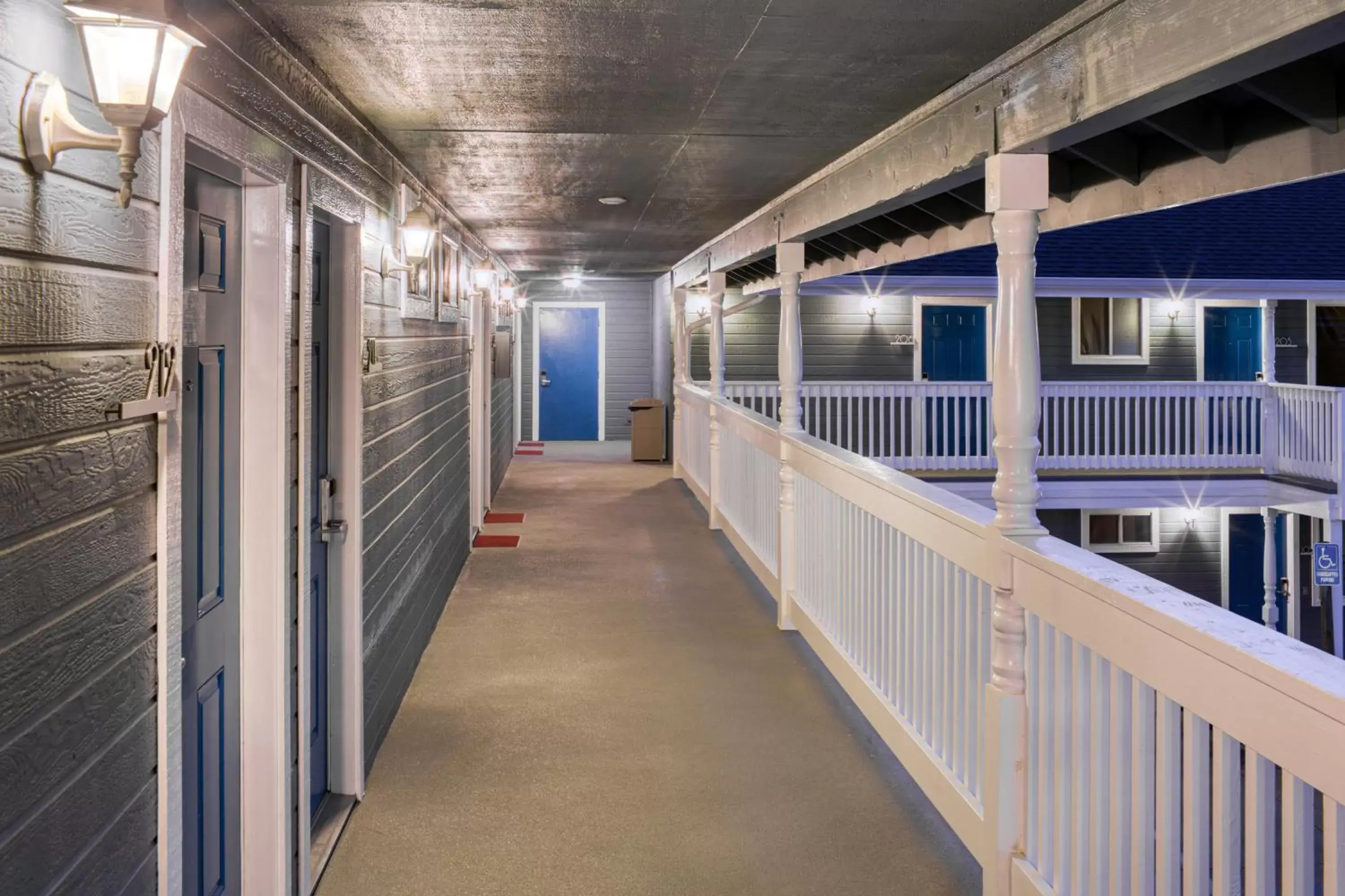 Property building in Creekside Inn Downtown Property building in Creekside Inn Downtown