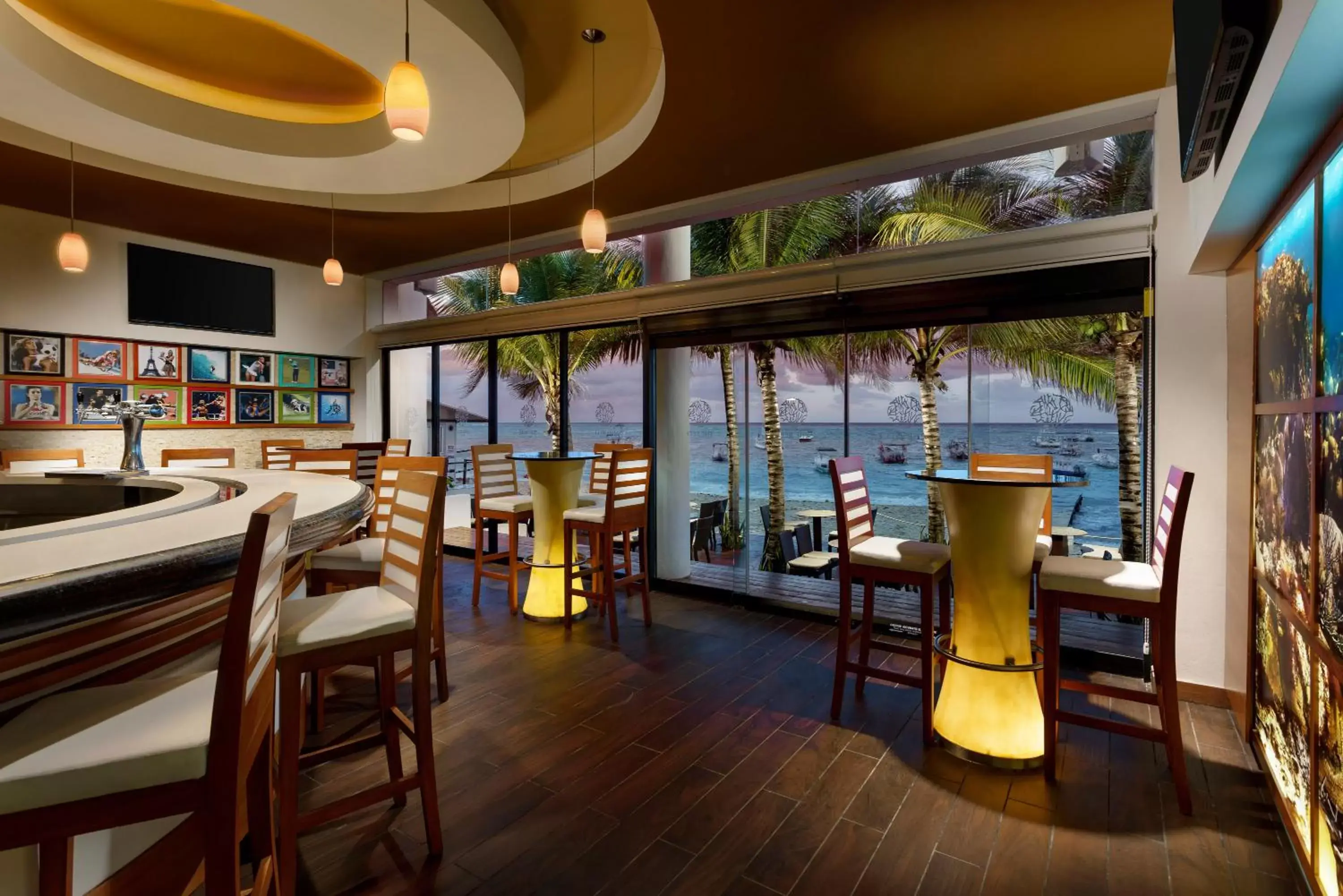 Lounge or bar, Restaurant/Places to Eat in The Reef Coco Beach & Spa- Optional All Inclusive