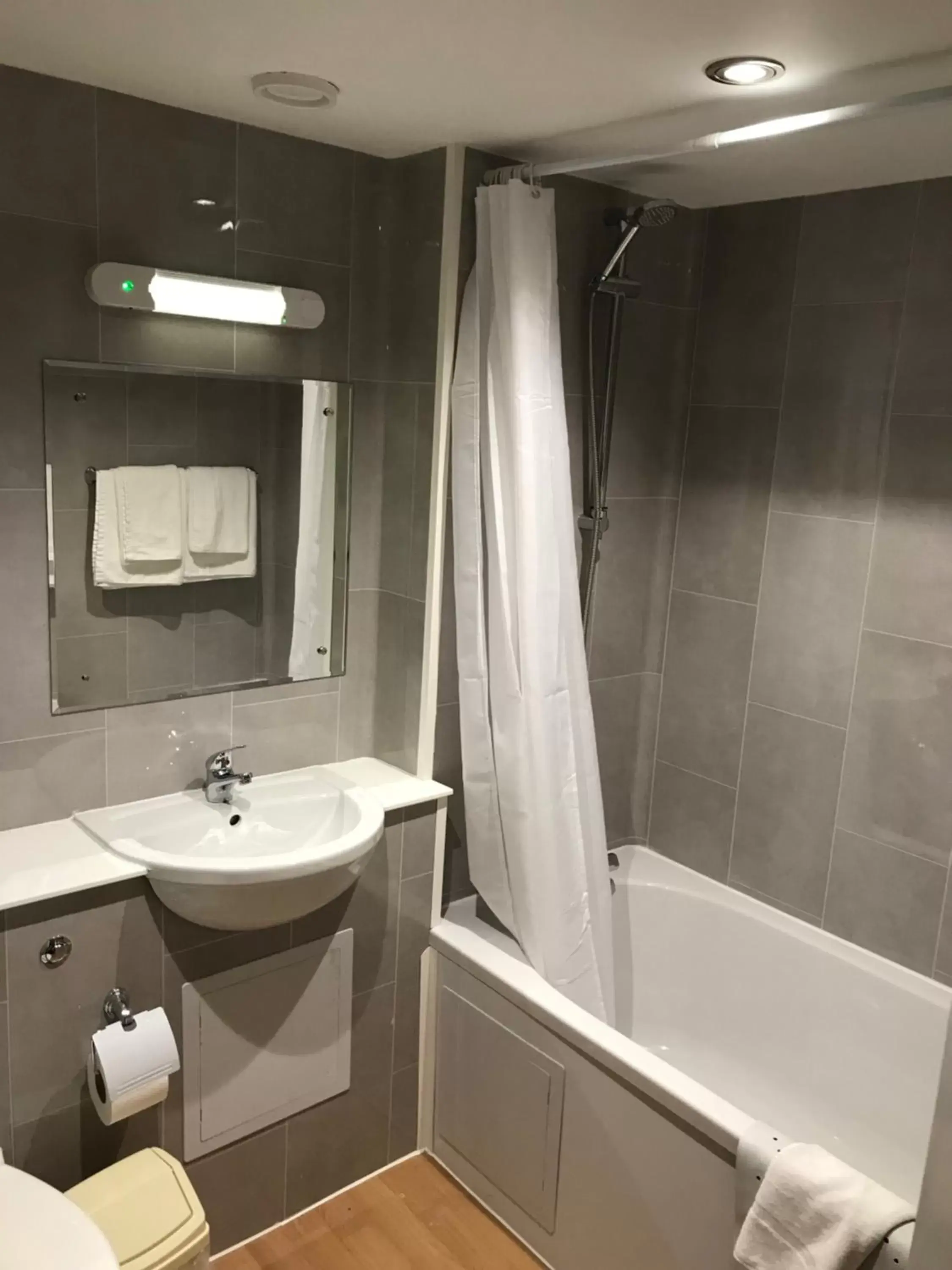 Shower, Bathroom in Britannia International Hotel Canary Wharf