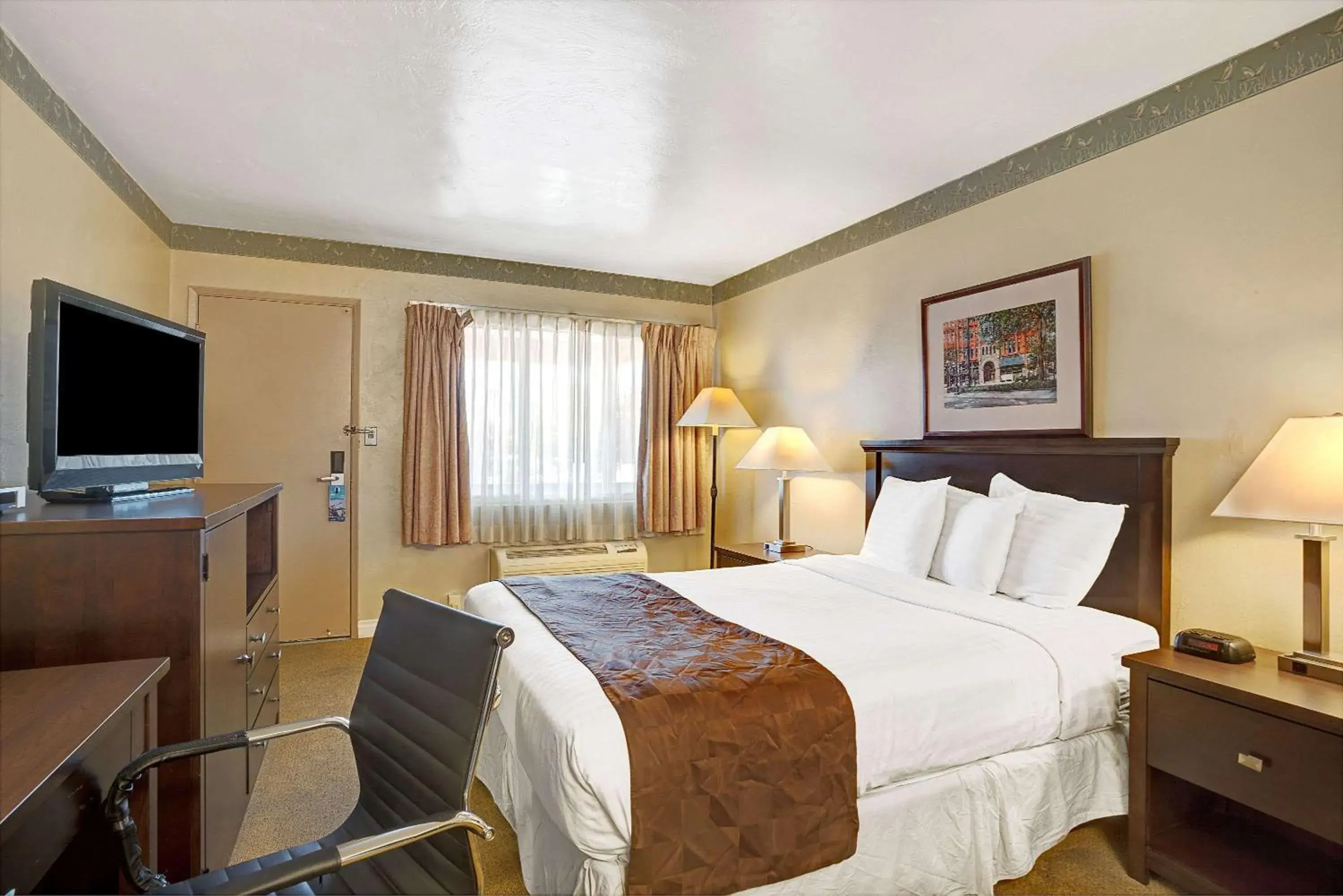 Photo of the whole room, Bed in Travelodge by Wyndham Everett City Center