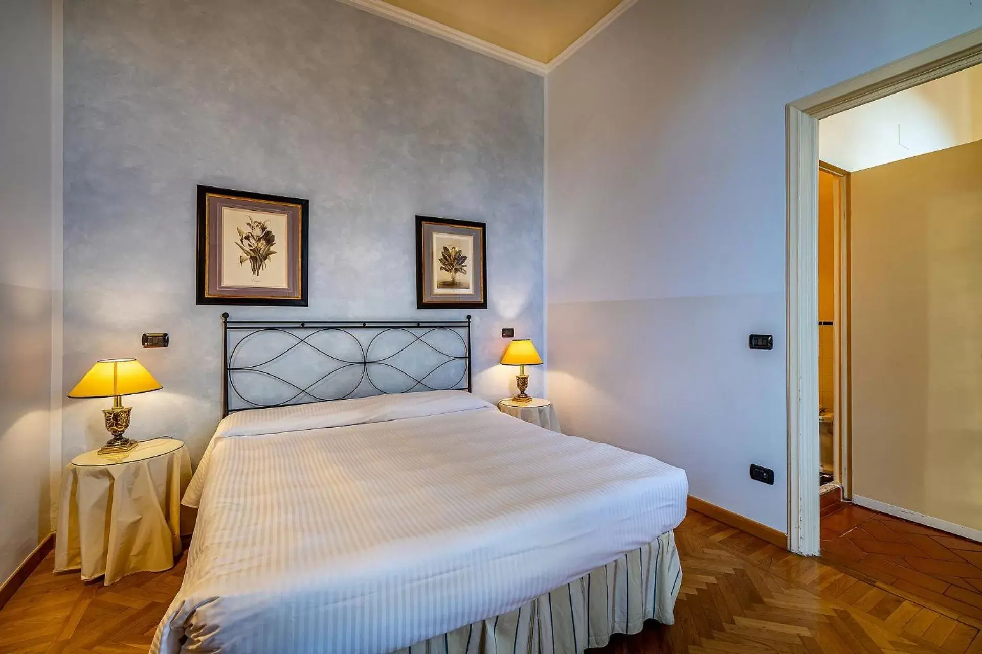 Bed in Palazzo Gamba Apartments al Duomo
