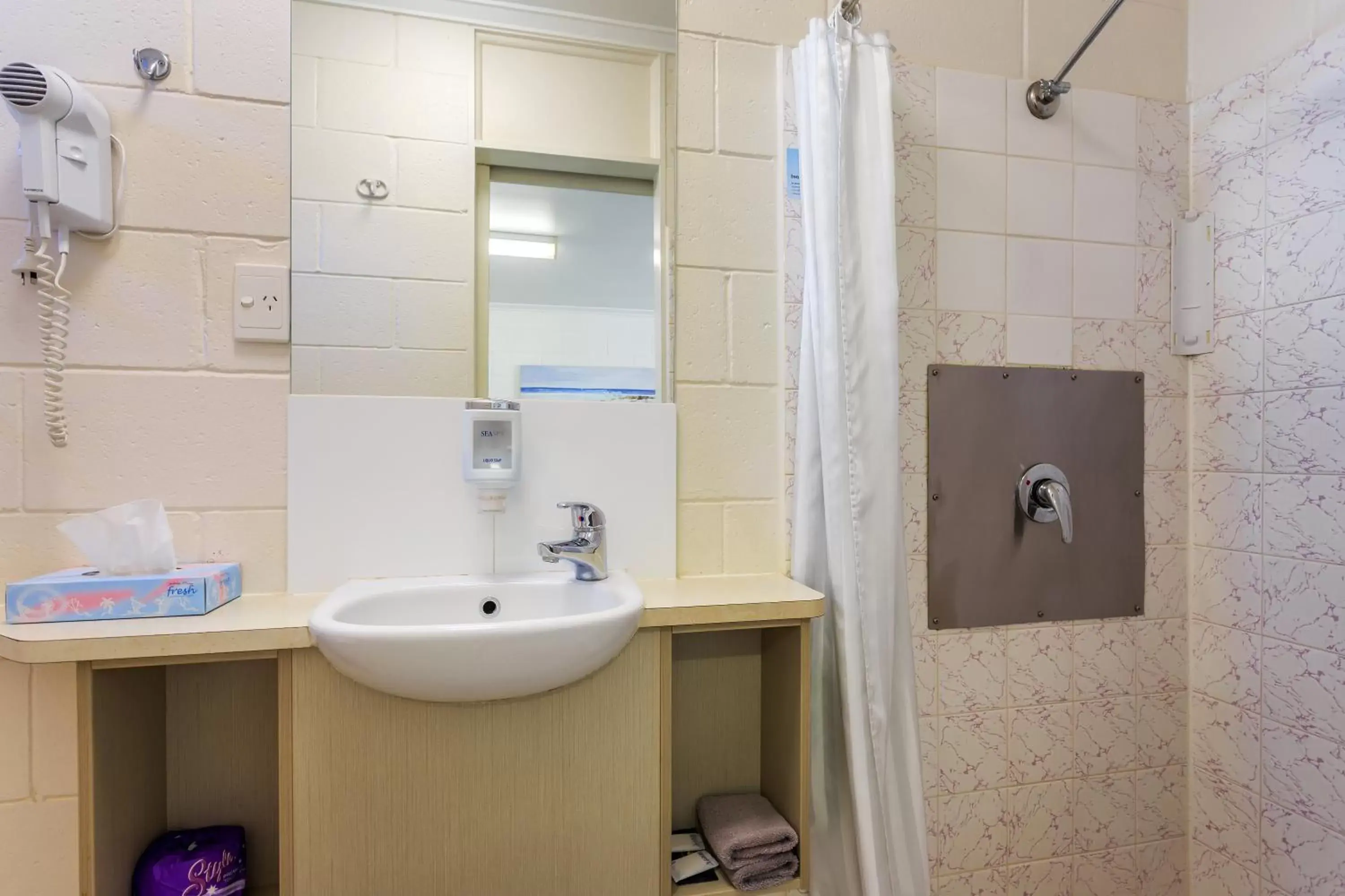 Shower, Bathroom in Top Spot Motel