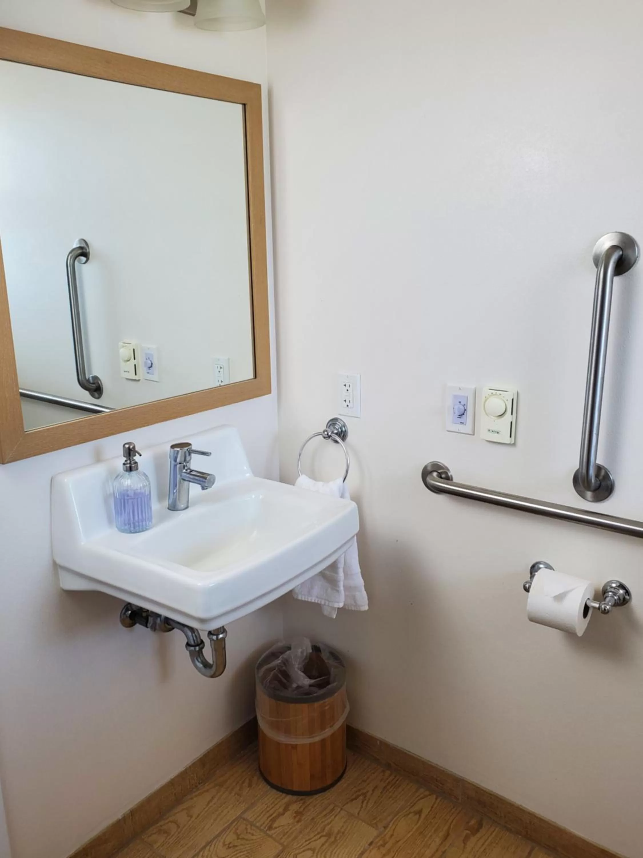 Shower, Bathroom in Moonstone Beach Motel