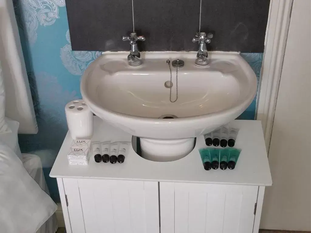 Triple Room with Shared Bathroom in Diamonds Villa near York Hospital