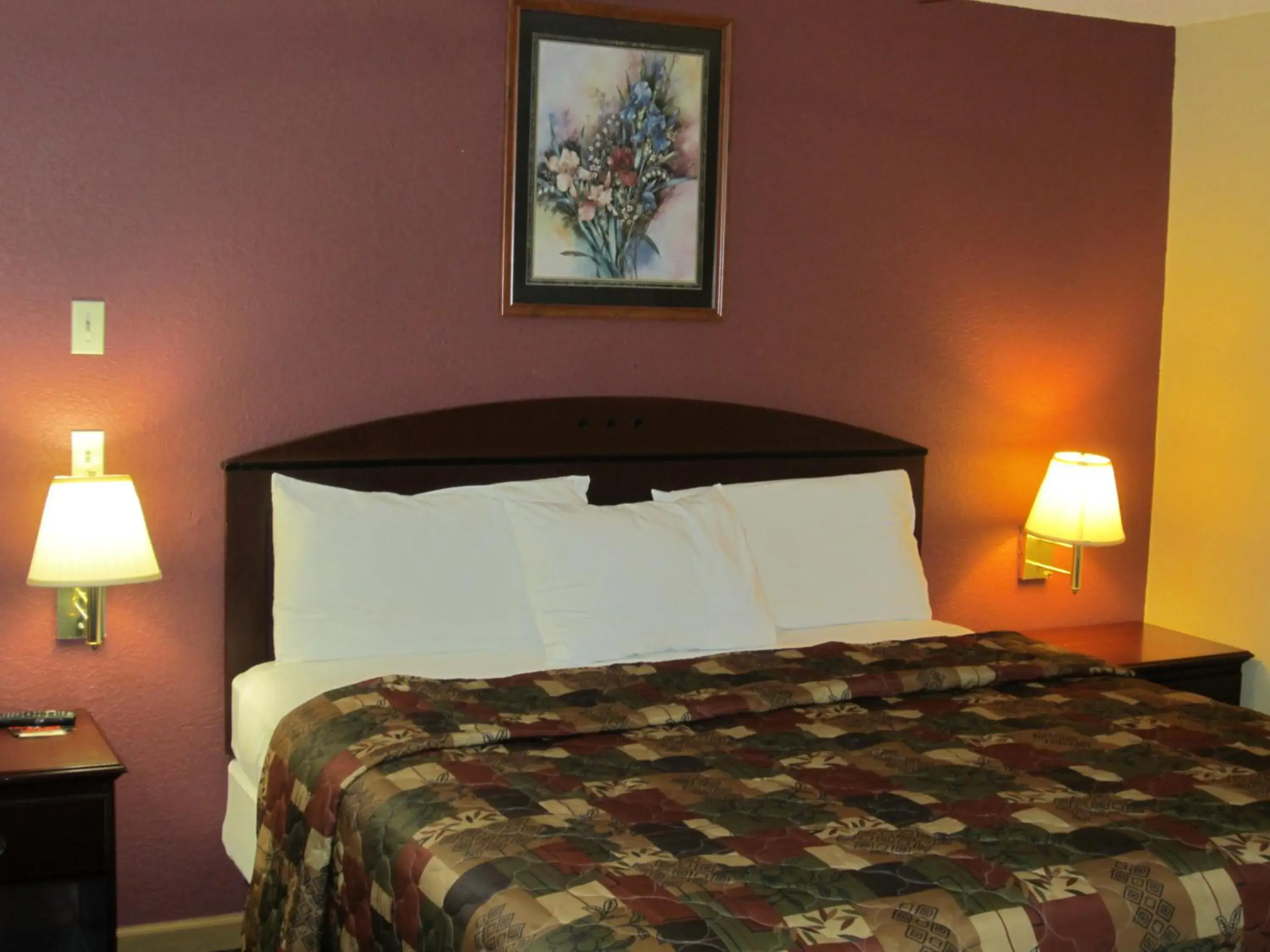 Bedroom, Bed in First Western Inn - Fairmont City