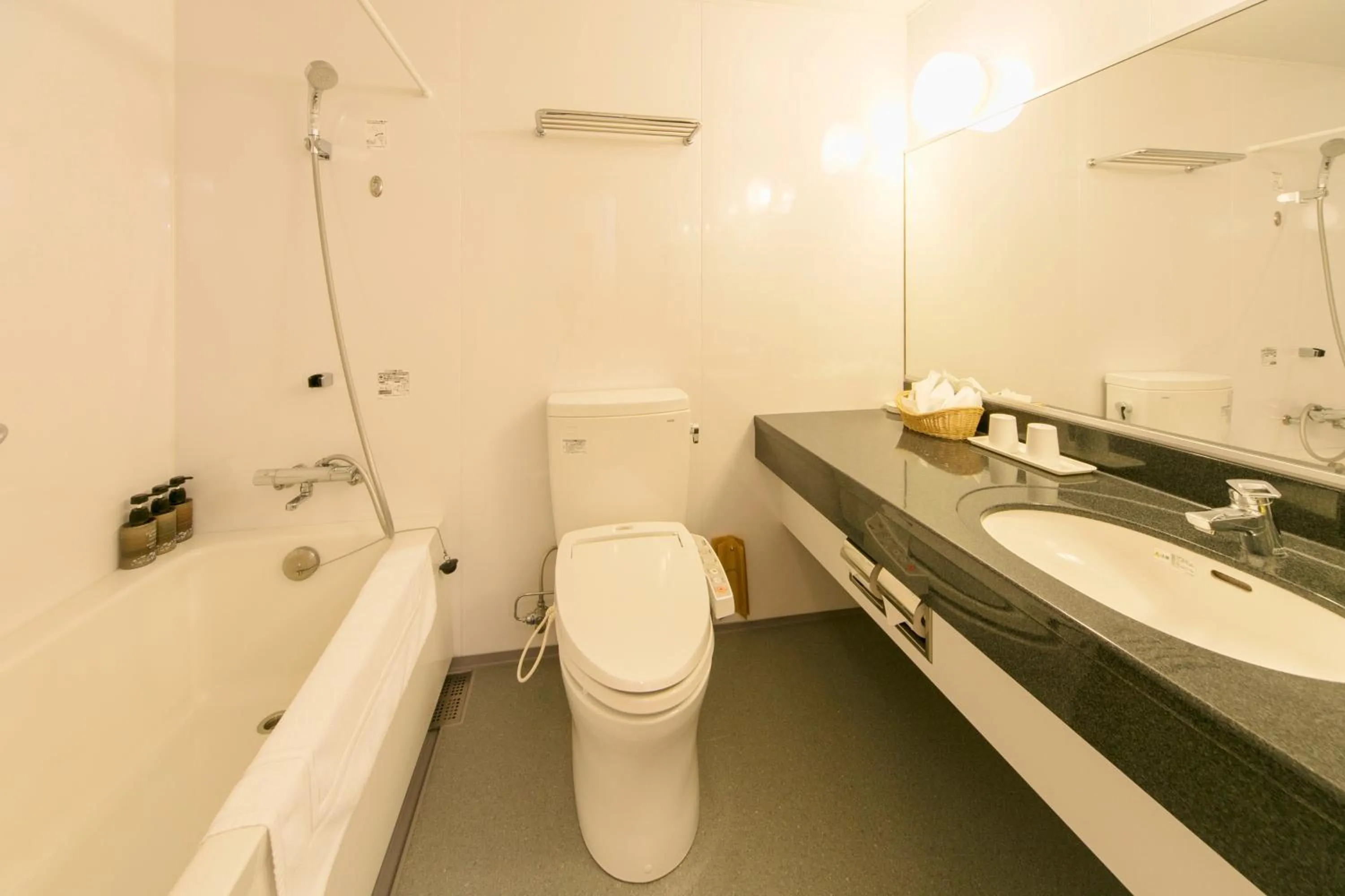 Standard Twin Room - Smoking in Kobe Seishin Oriental Hotel