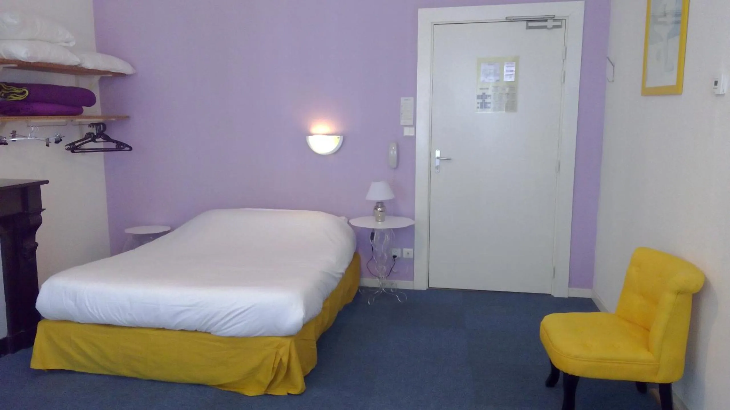 Bedroom, Bed in Hôtel Central