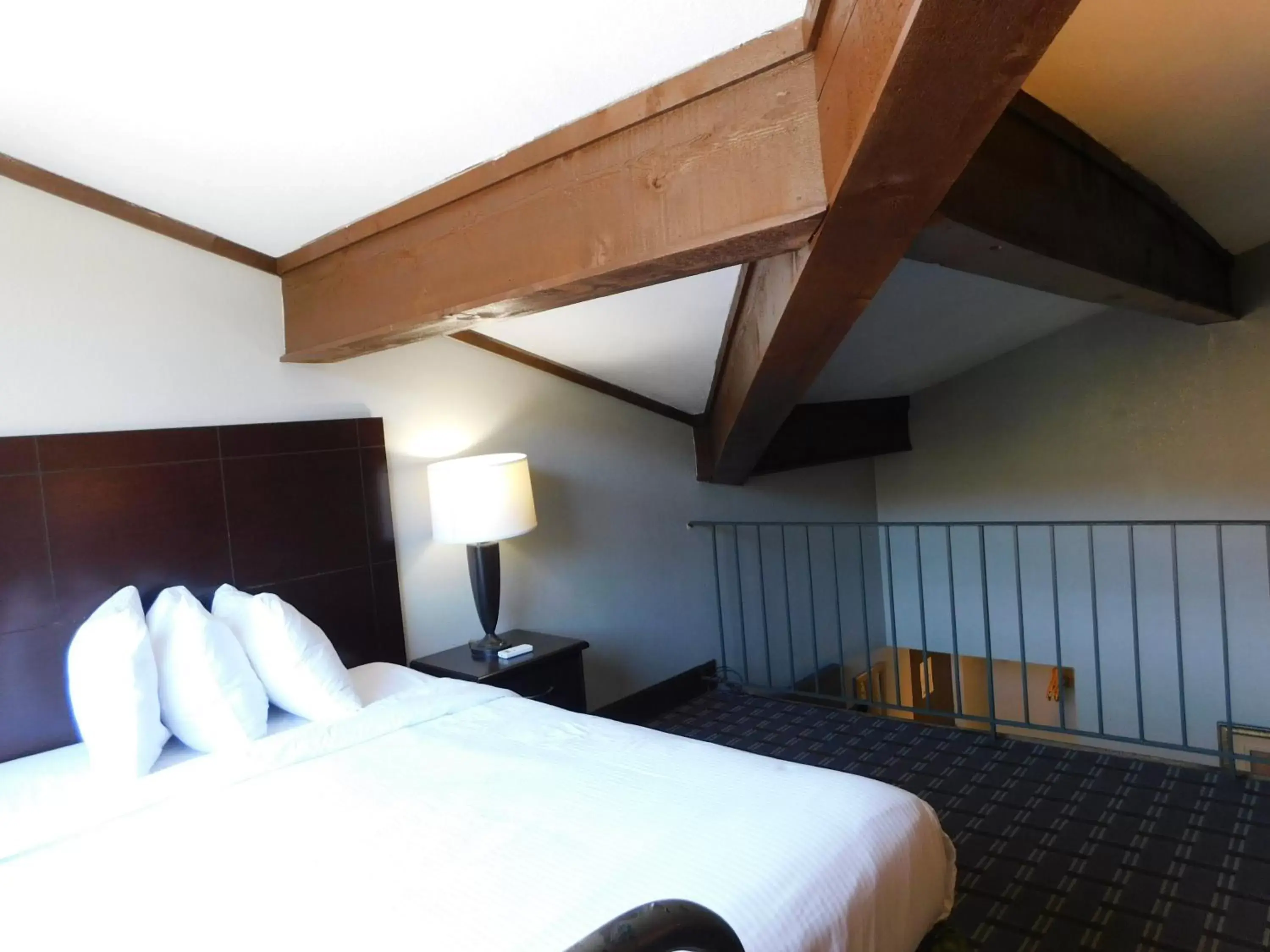 Bed in Days Inn & Suites by Wyndham Downtown Gatlinburg Parkway