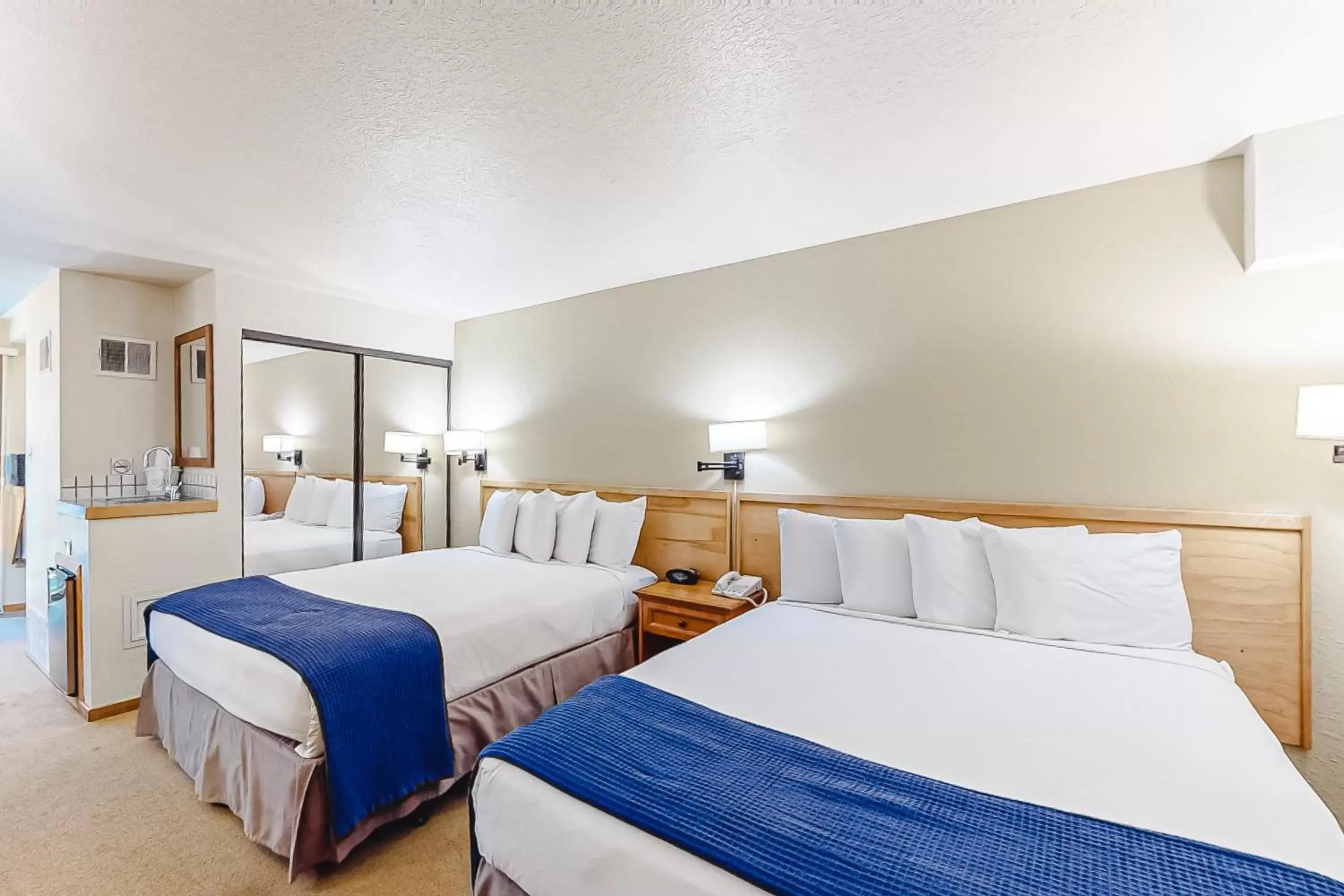 Deluxe Queen Studio in Aspen Mountain Lodge Deluxe Queen Studio in Aspen Mountain Lodge