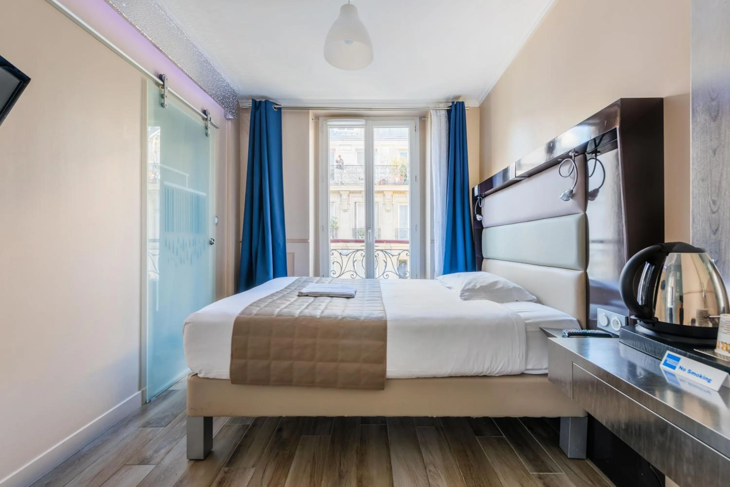 Photo of the whole room, Bed in District Republique