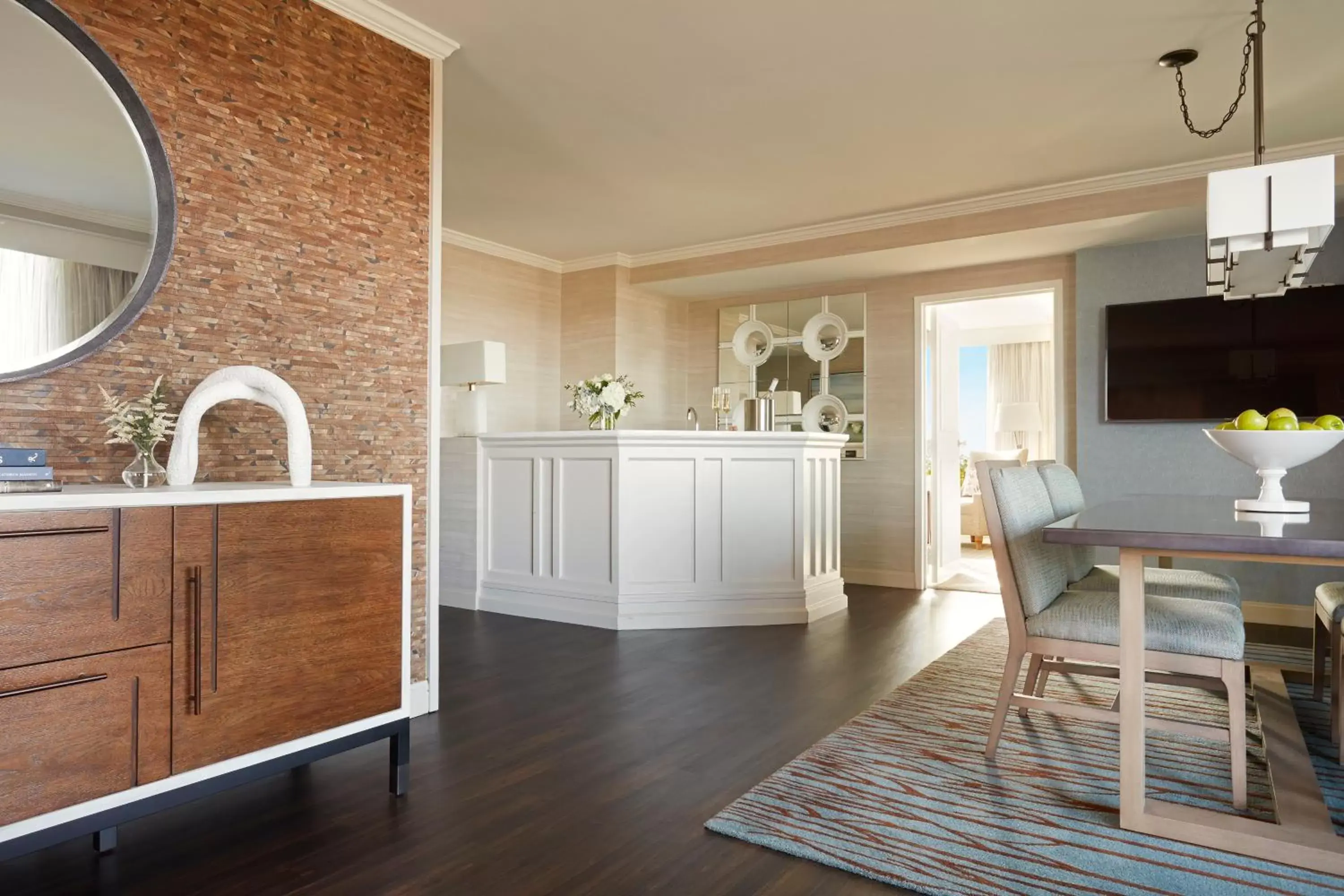 Bed, Kitchen/Kitchenette in Lansdowne Resort and Spa