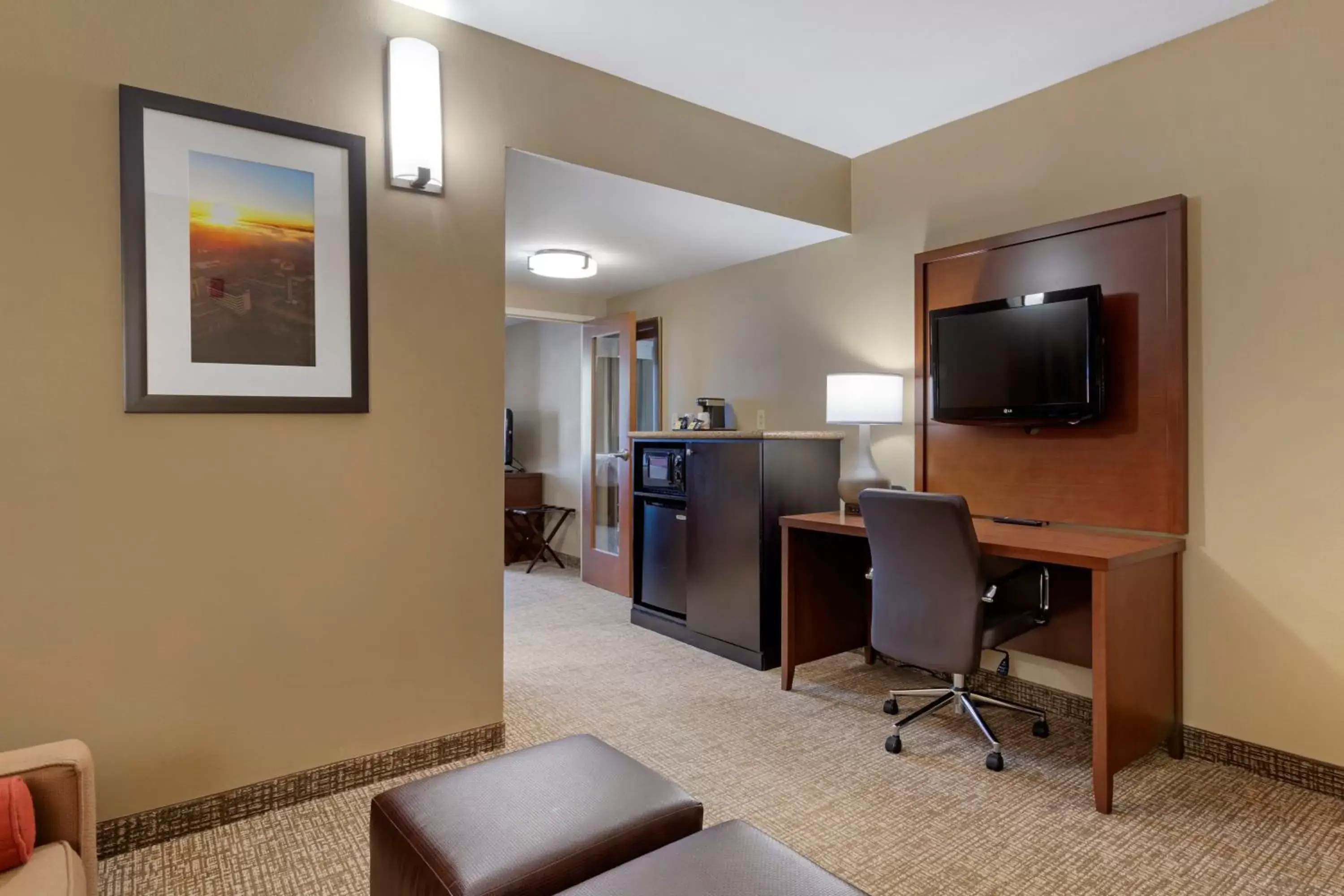 TV and multimedia in Comfort Suites North Knoxville