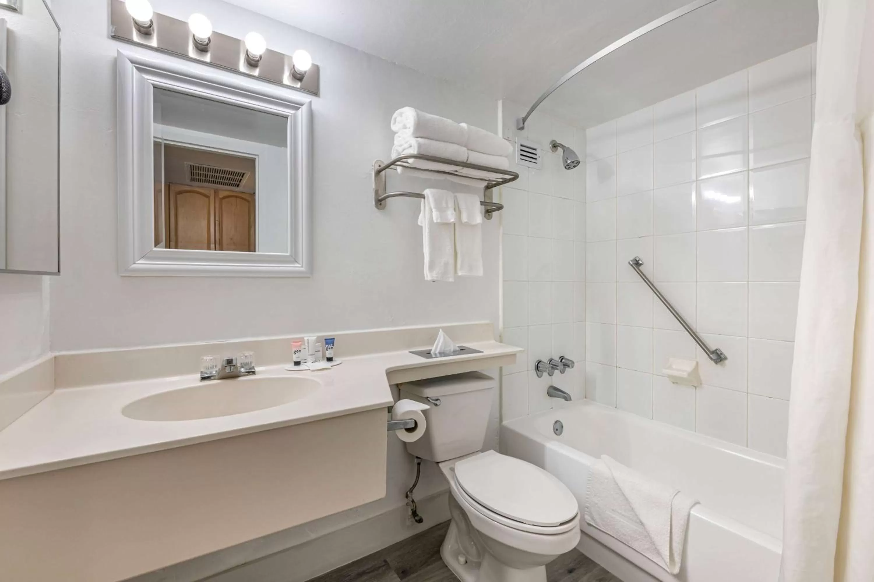 TV and multimedia in Ramada Plaza by Wyndham Marco Polo Beach Resort