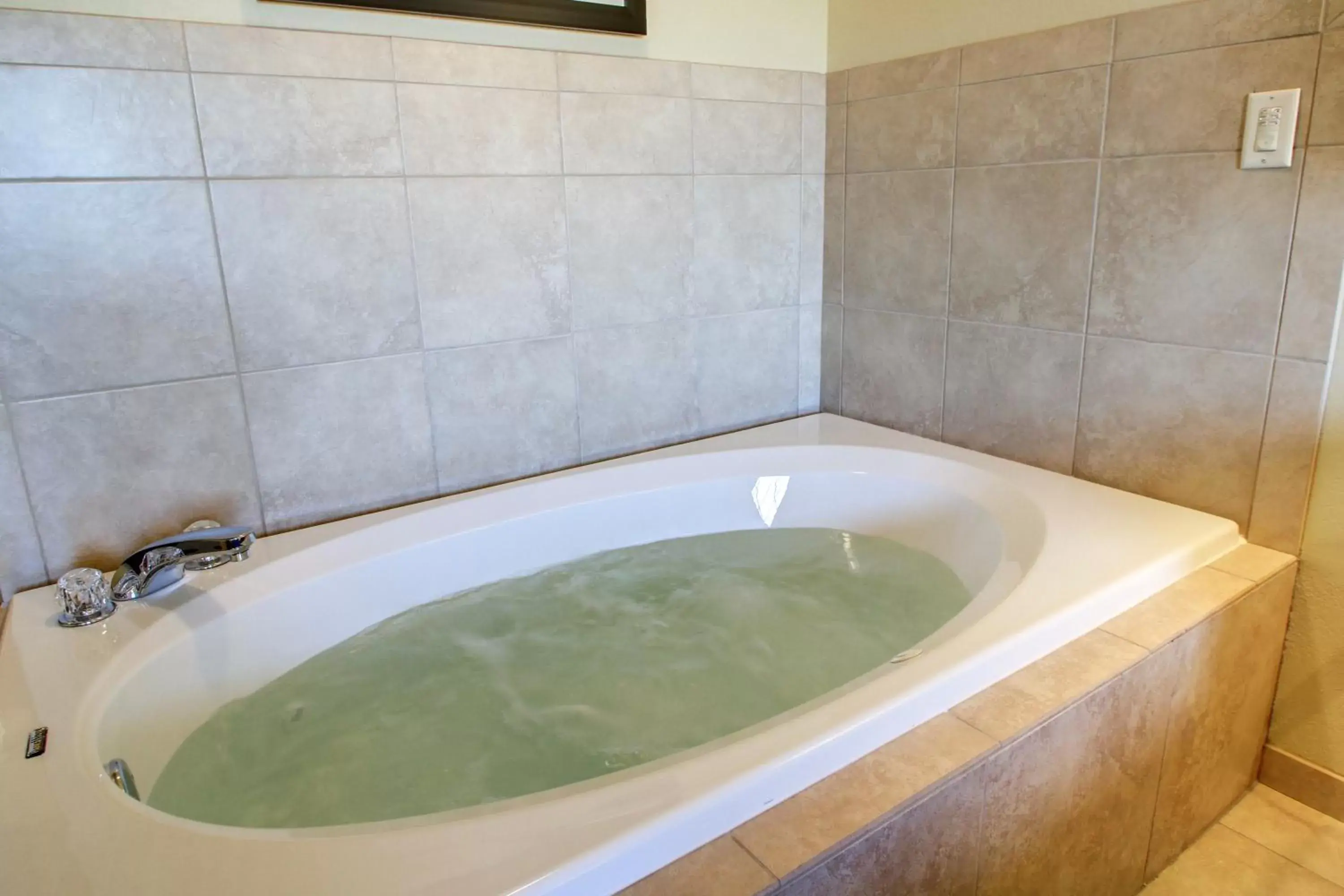 Bath, Bathroom in Cobblestone Hotel & Suites - Charlestown