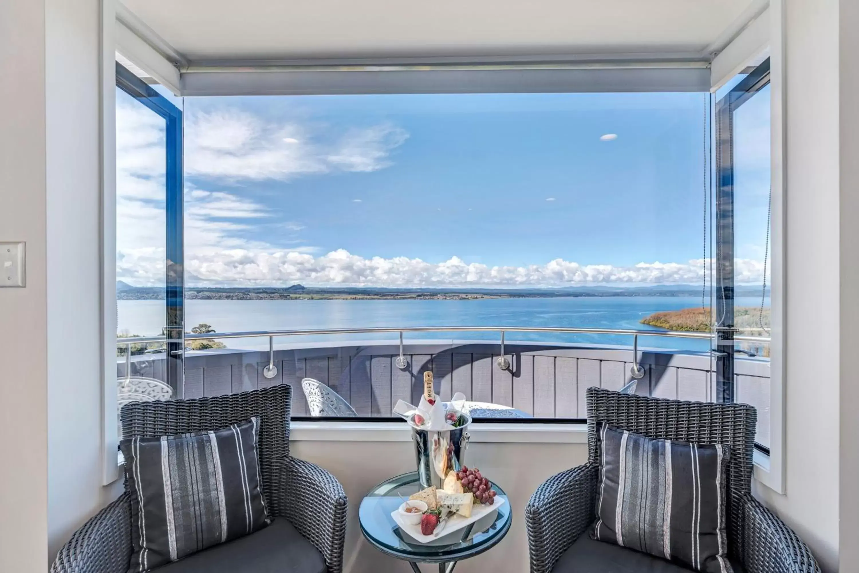 Deluxe Suite with Spa Bath in Serenity On Wakeman Deluxe Suite with Spa Bath in Serenity On Wakeman