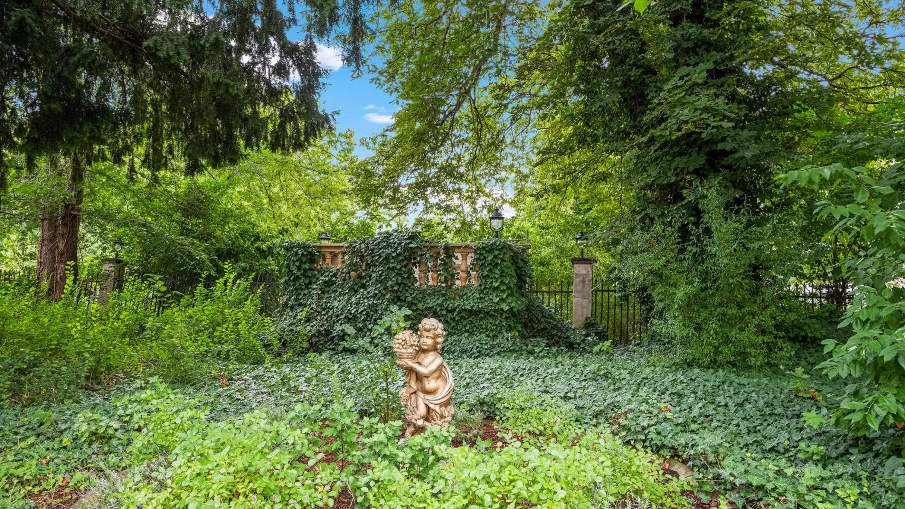 Garden, Other Animals in Hotel Bayerischer Hof Dresden