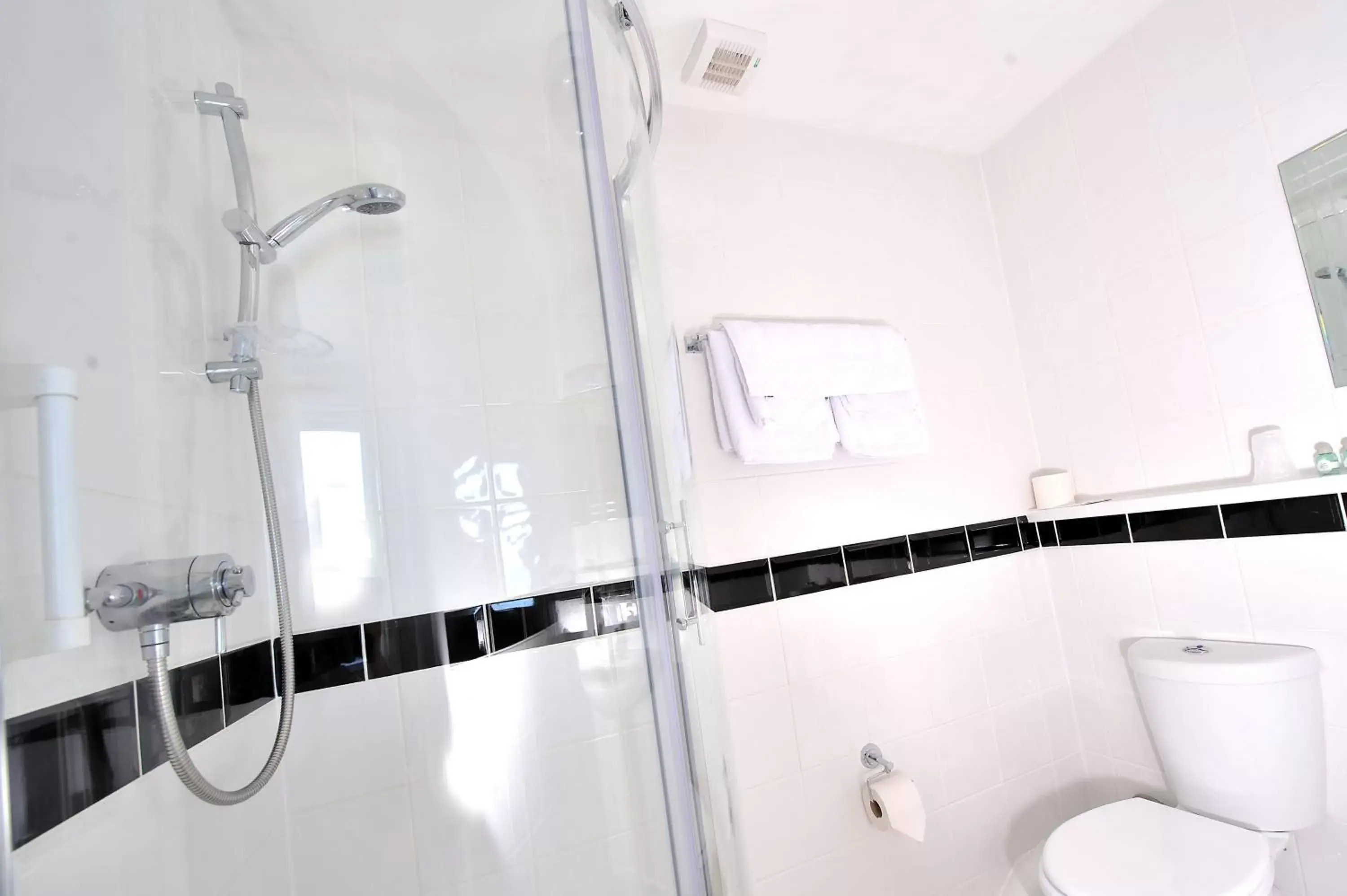 Shower, Bathroom in Pentire Hotel