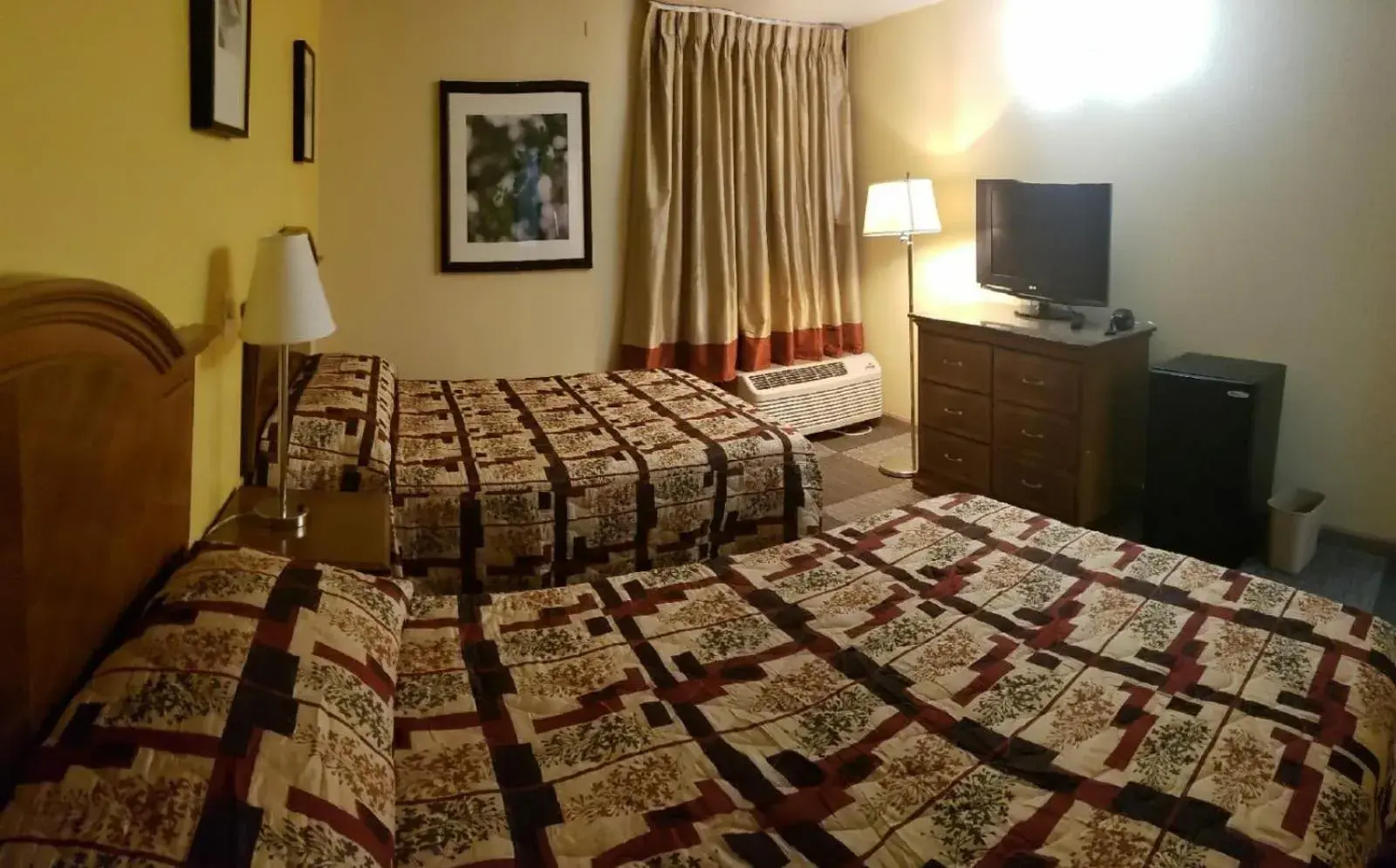Photo of the whole room, Bed in Red Carpet Inn-Macon