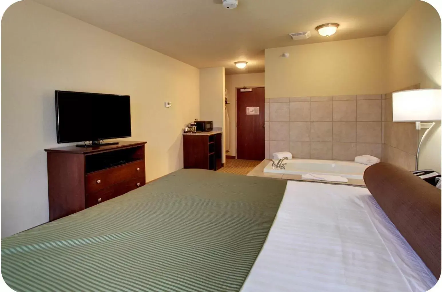 Photo of the whole room, Bed in Cobblestone Inn & Suites - Durand