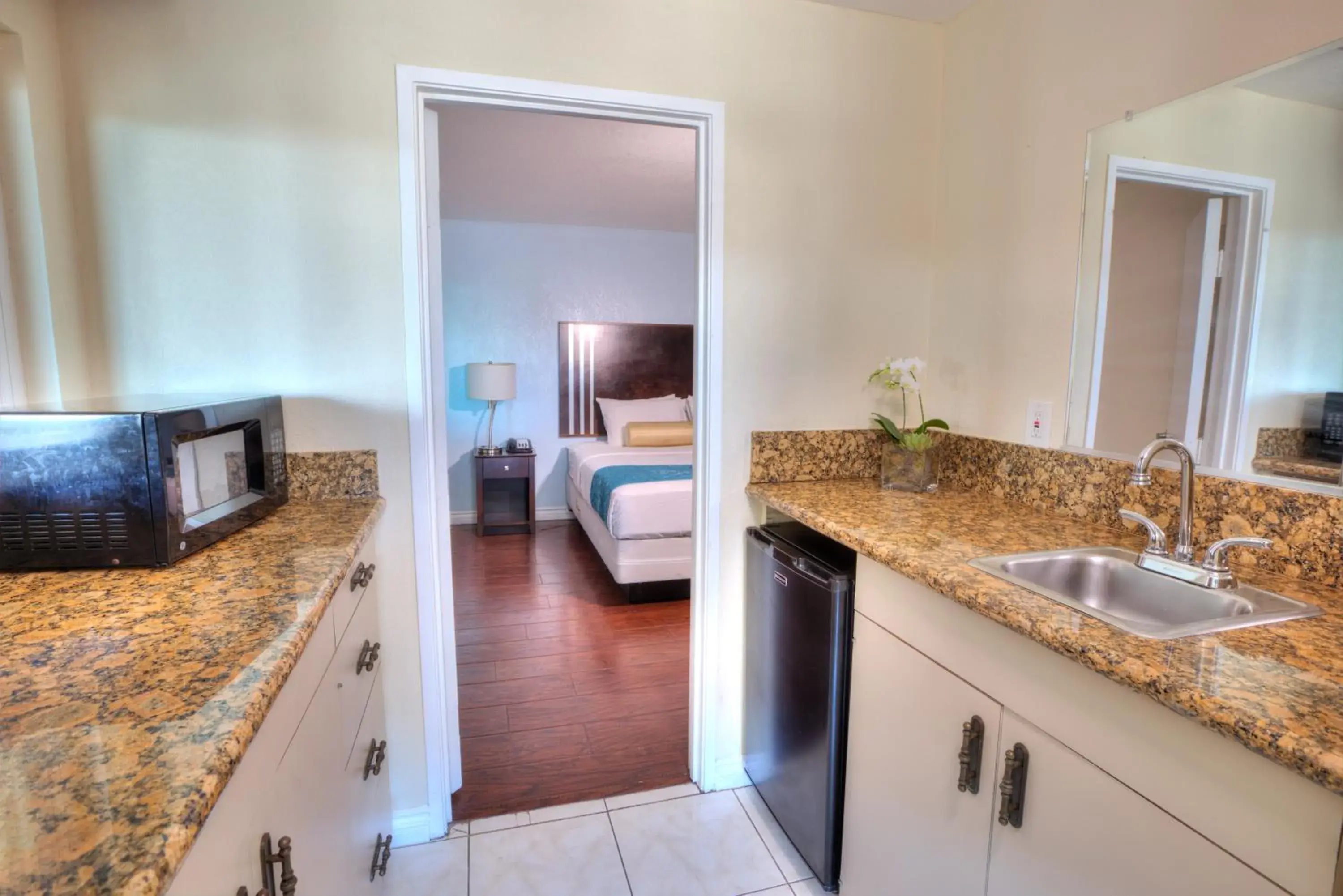 Kitchen or kitchenette, Bathroom in Sunrise Inn San Diego