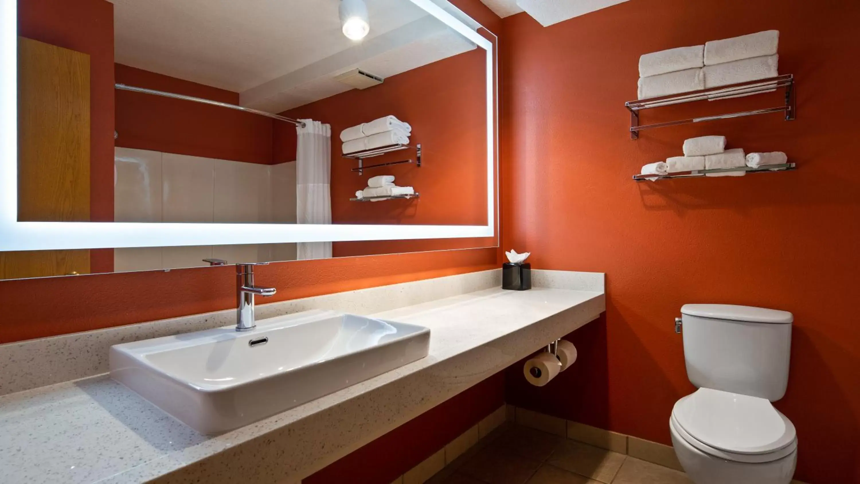 Toilet, Bathroom in Inn At The Meadows - Portland - Delta Park - Jantzen Beach