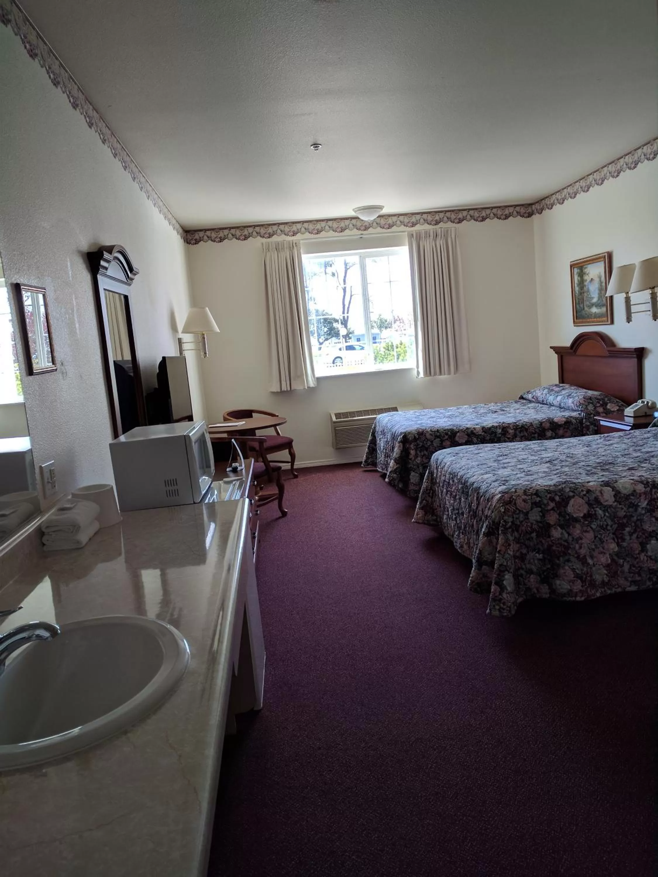 Photo of the whole room, Bed in Lighthouse Inn