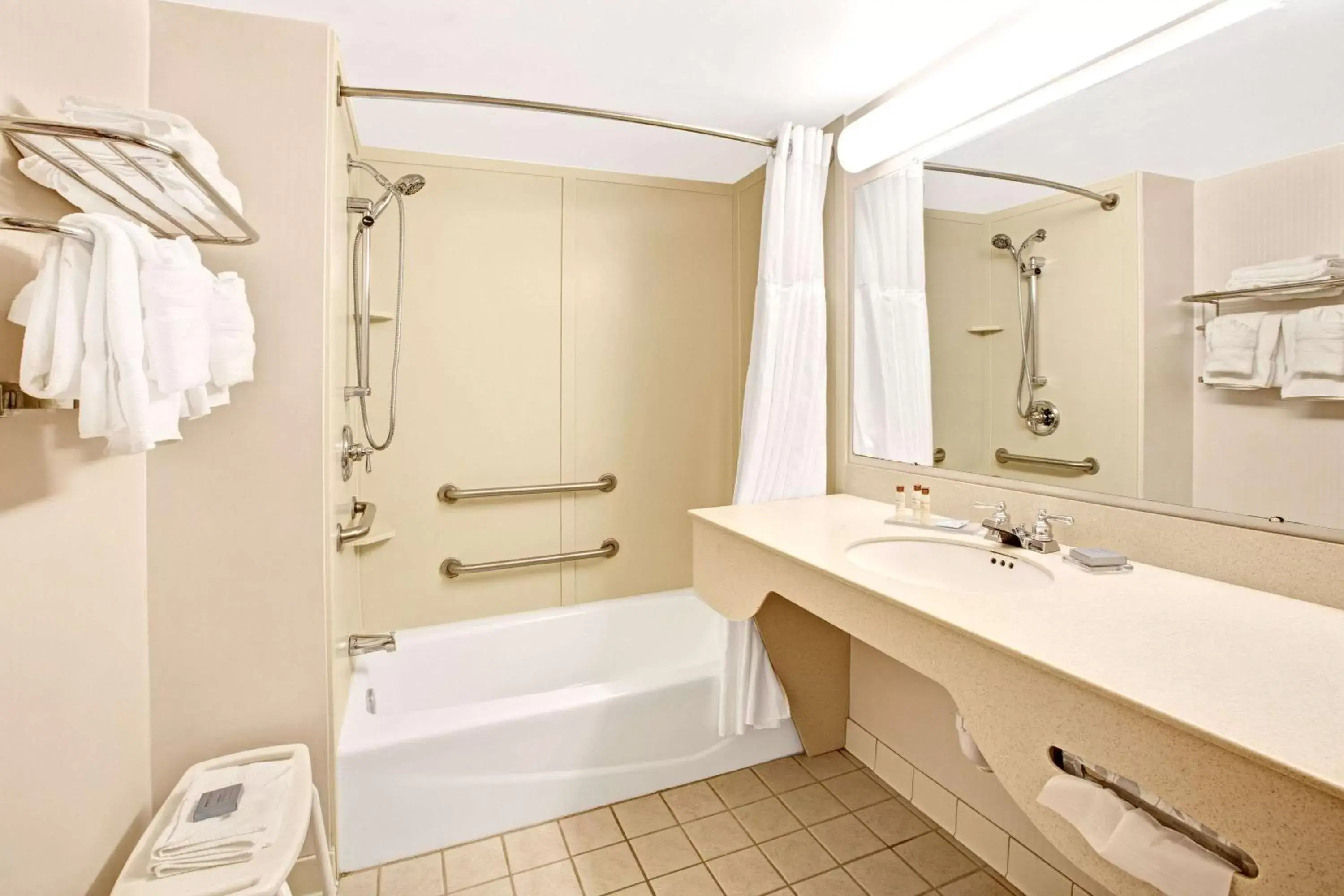 Bathroom in La Quinta Inn & Suites by Wyndham Mooresville