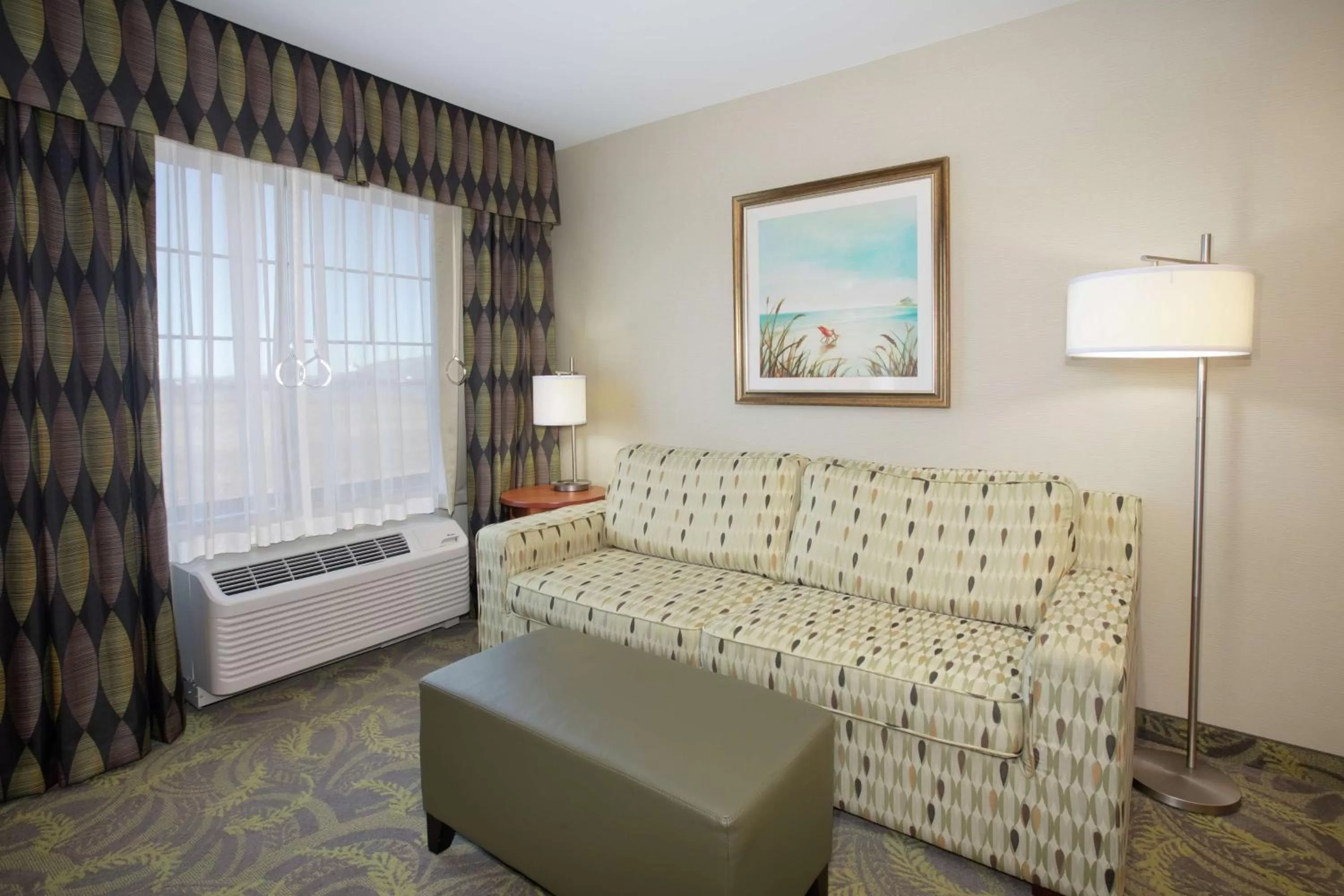 Living room, Bed in Hampton Inn & Suites Astoria