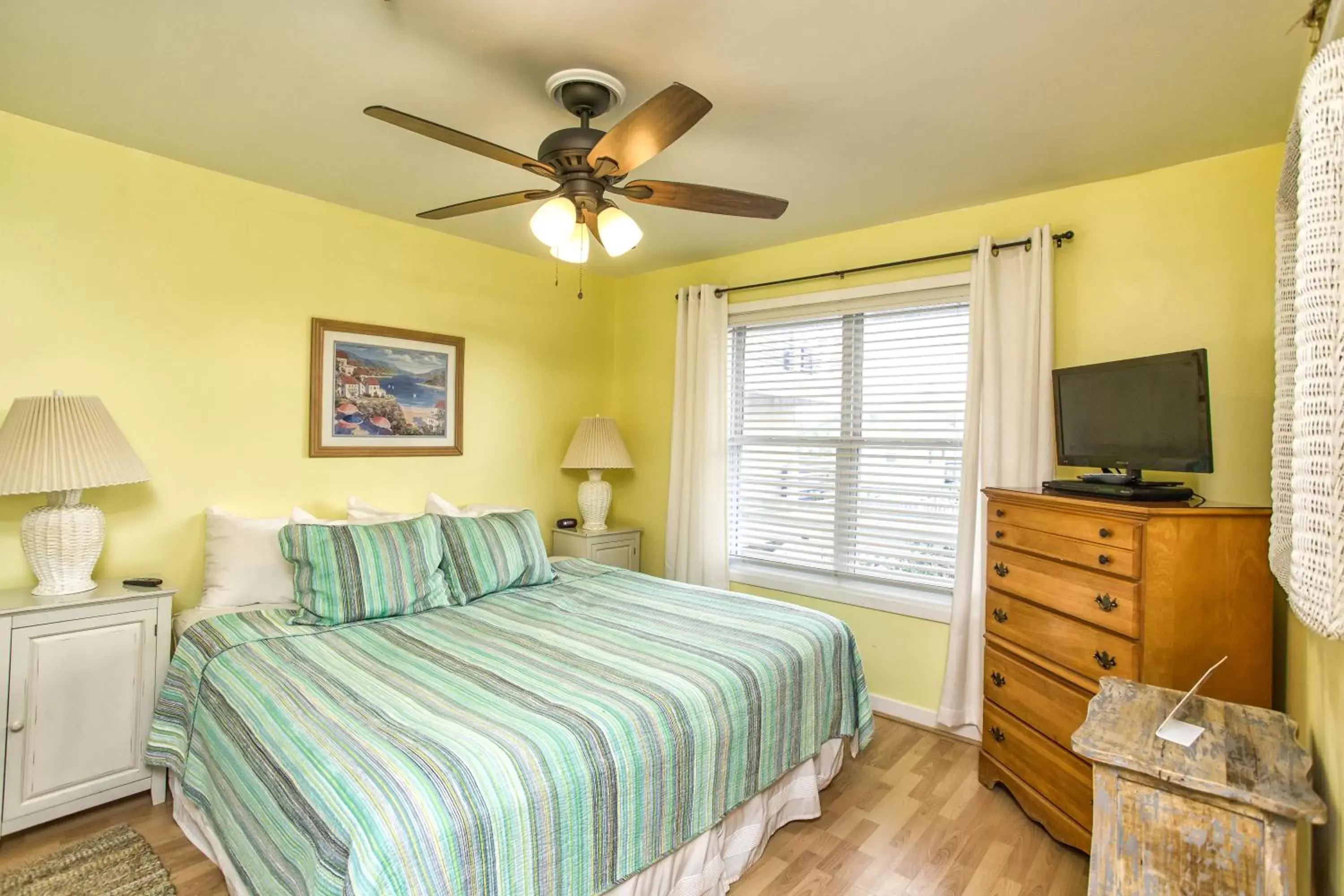 Bedroom, Bed in Sandpeddler Inn and Suites