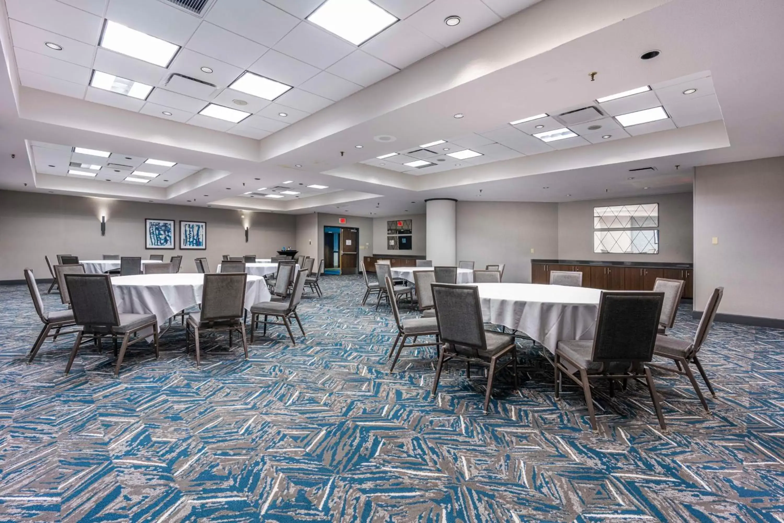 Meeting/conference room, Restaurant/Places to Eat in Embassy Suites by Hilton Indianapolis Downtown