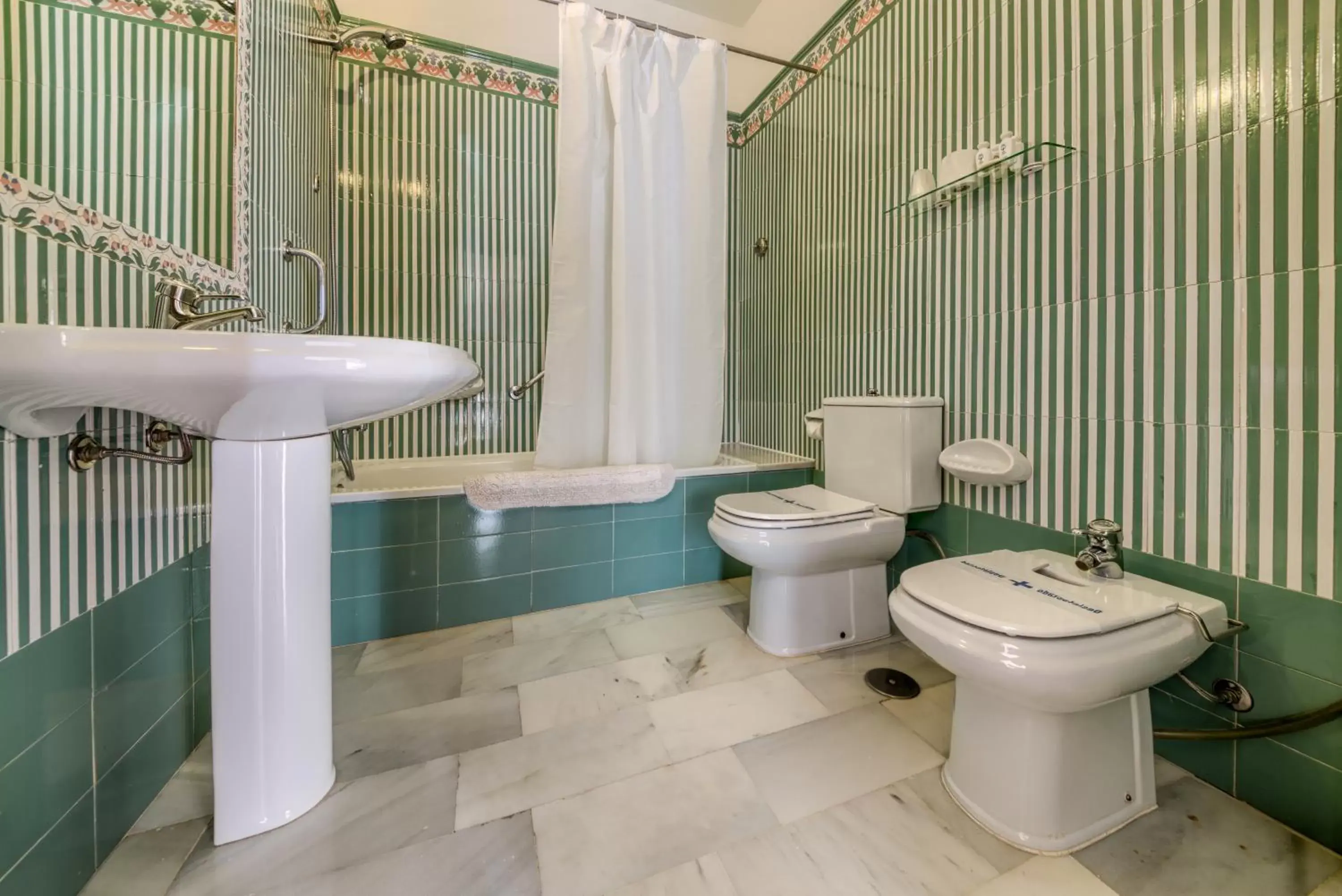 Bathroom in Hotel La Española