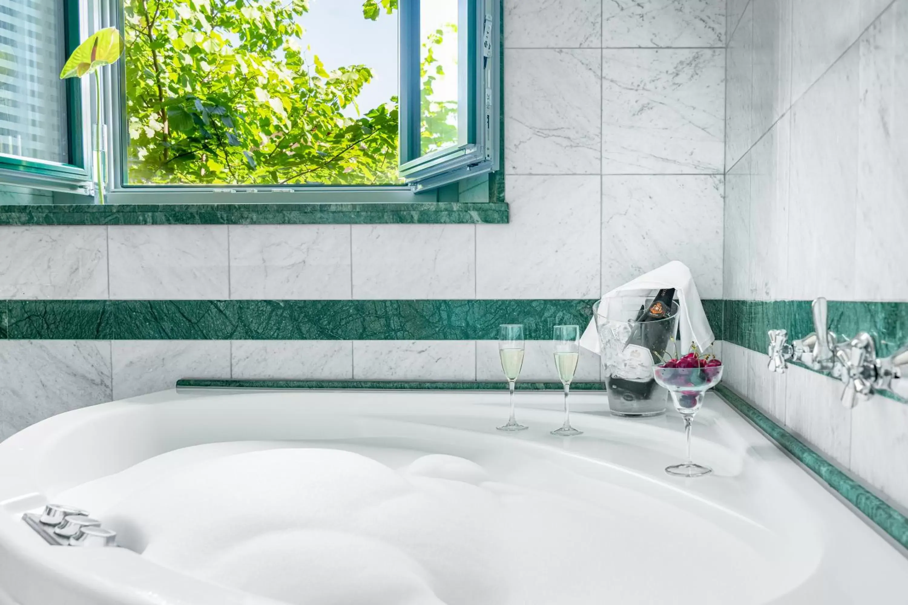 Hot Tub, Bathroom in Grand Hotel Croce Di Malta