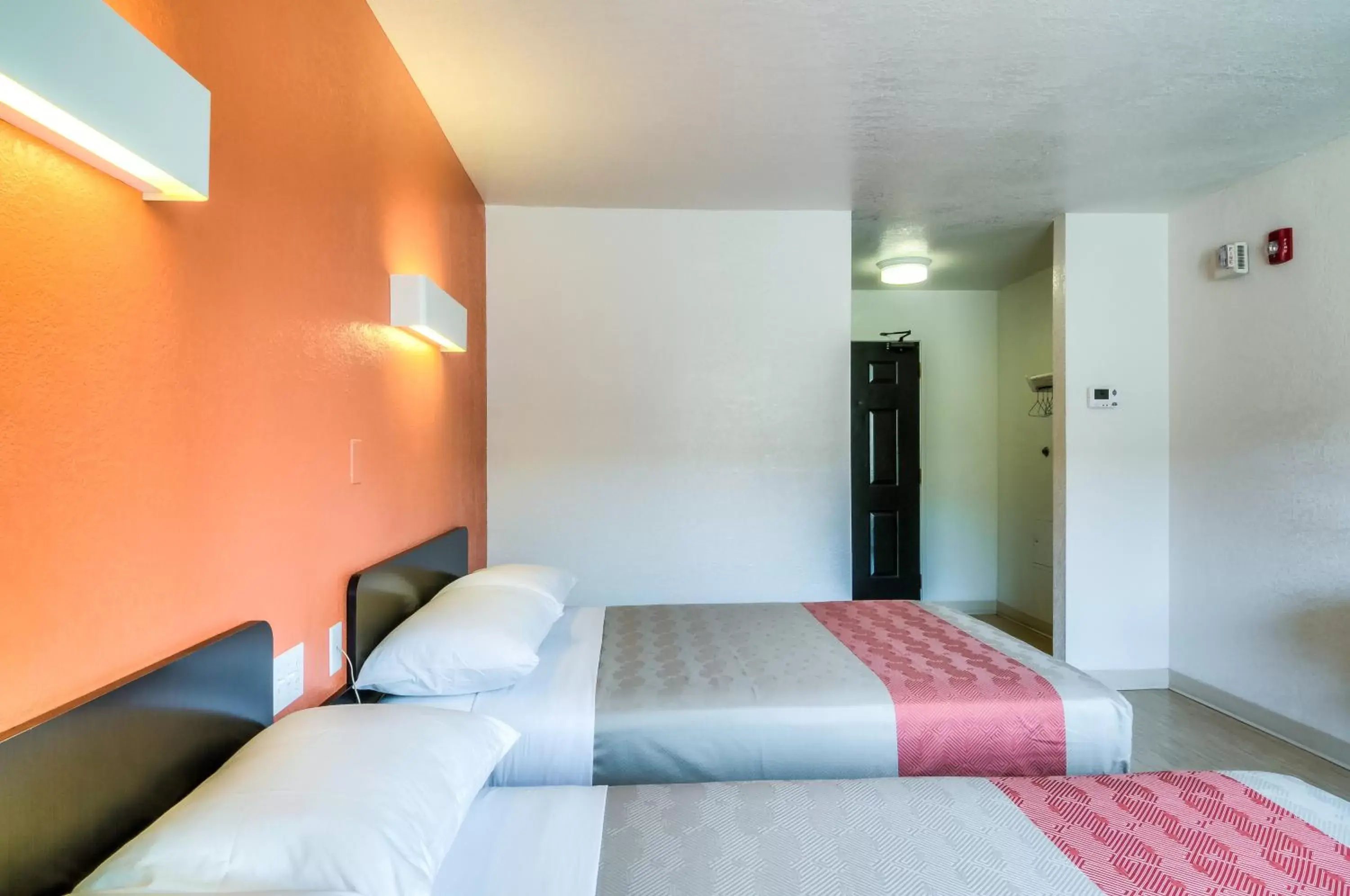 Bedroom, Bed in Motel 6-Arlington Heights, IL - Chicago North Central
