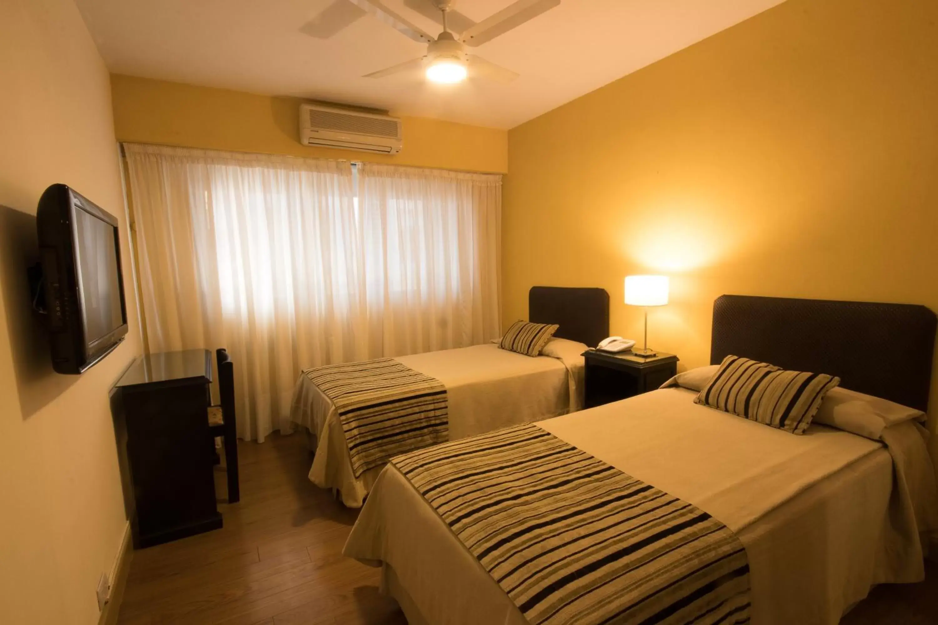 Photo of the whole room, Bed in Gran Hotel Buenos Aires