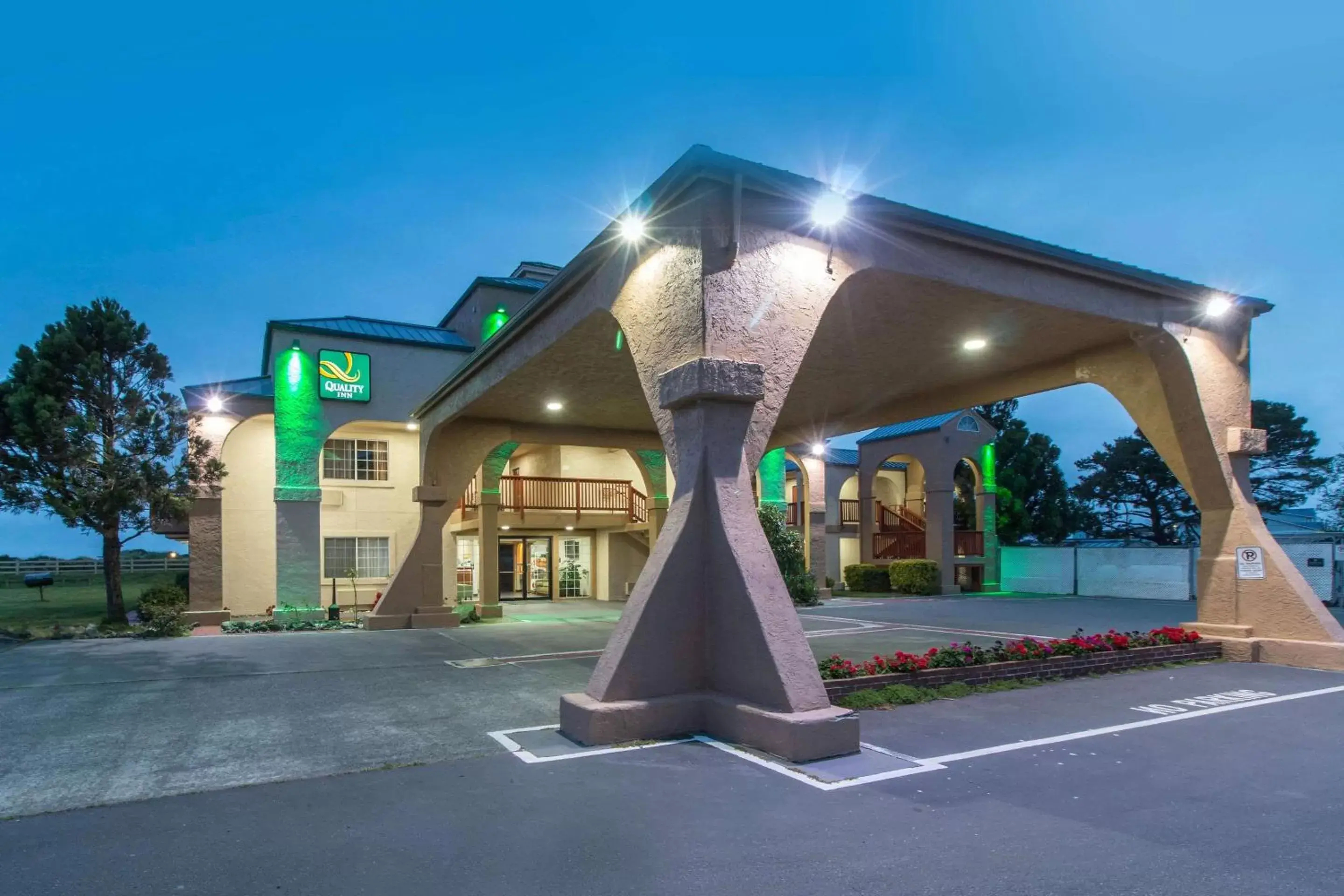 Property Building in Quality Inn & Suites Redwood Coast