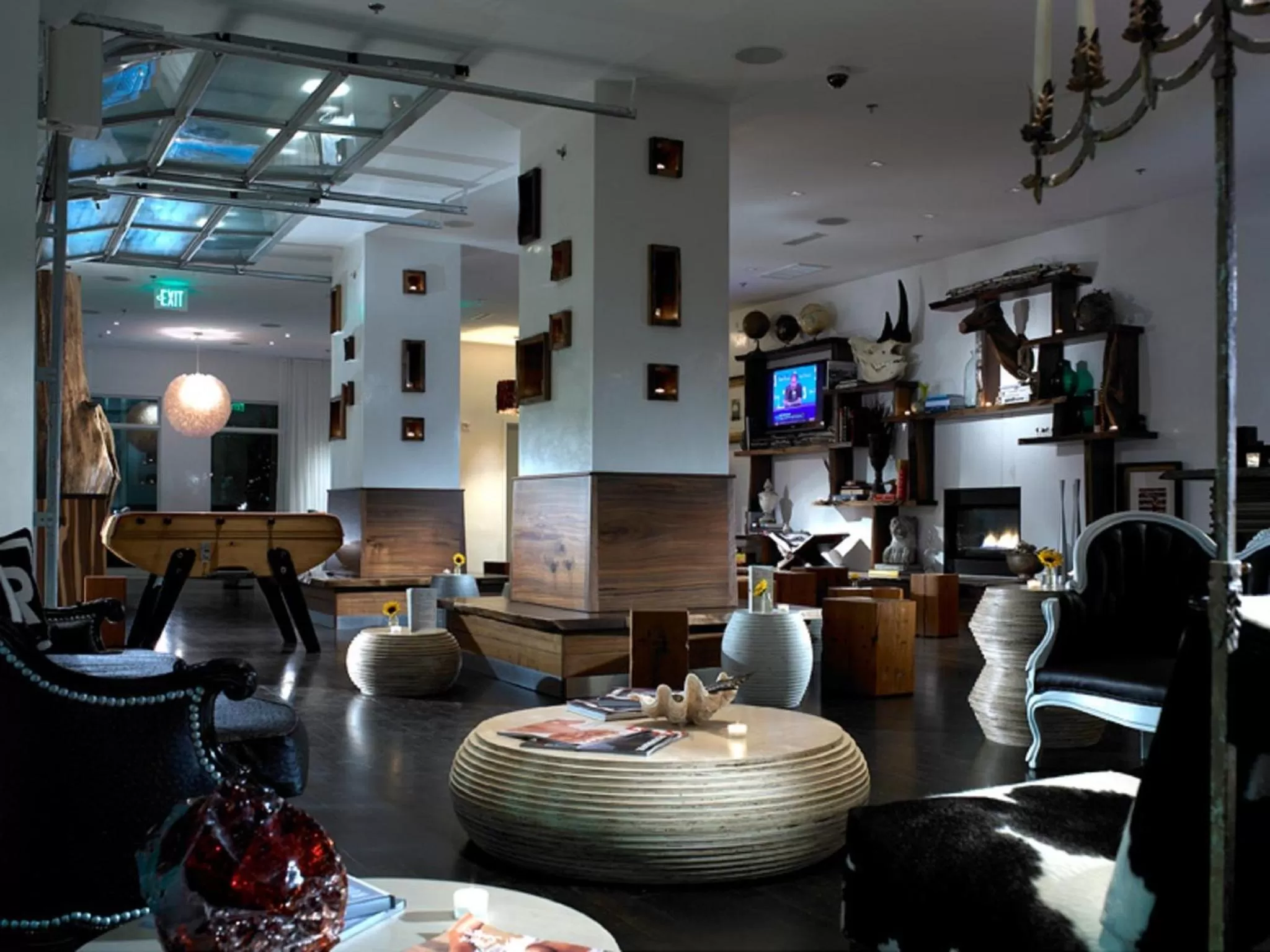 Communal lounge/ TV room in Bungalow Hotel