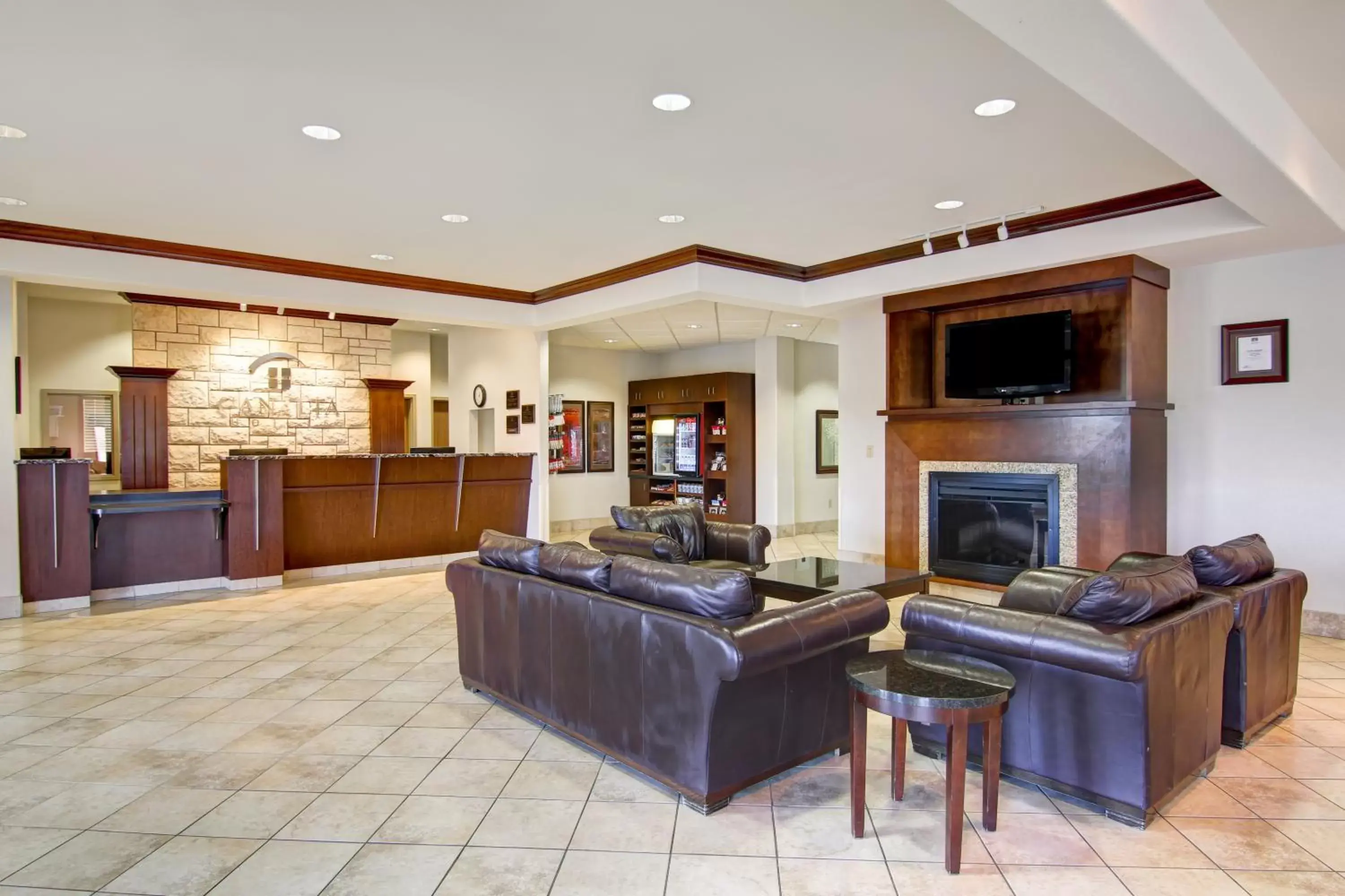 Lobby/Reception in Canalta Hotel Weyburn