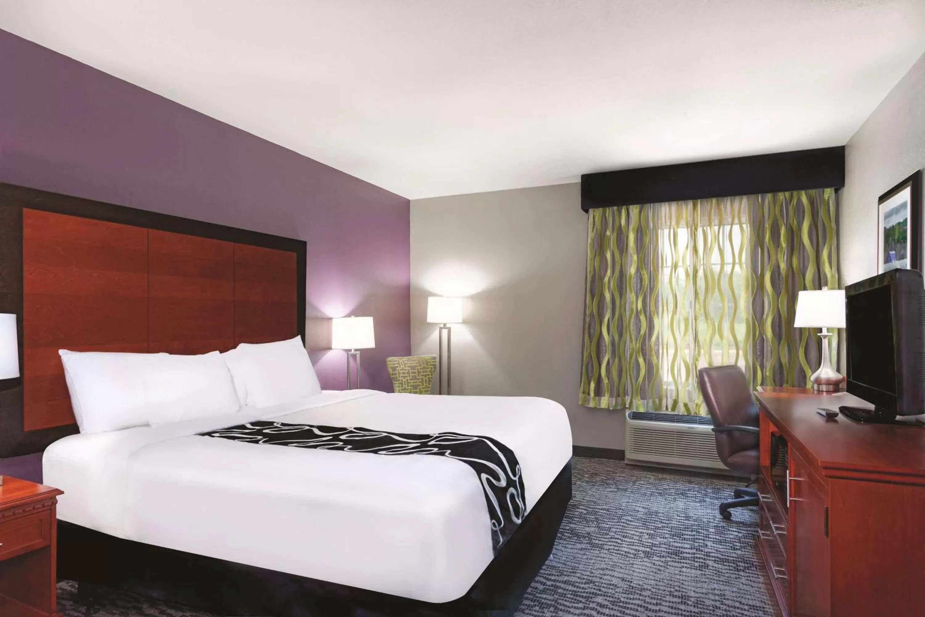 Photo of the whole room, Bed in La Quinta by Wyndham Knoxville North I-75