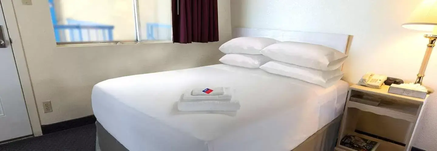 Bedroom, Bed in Americas Best Value Inn Fort Myers
