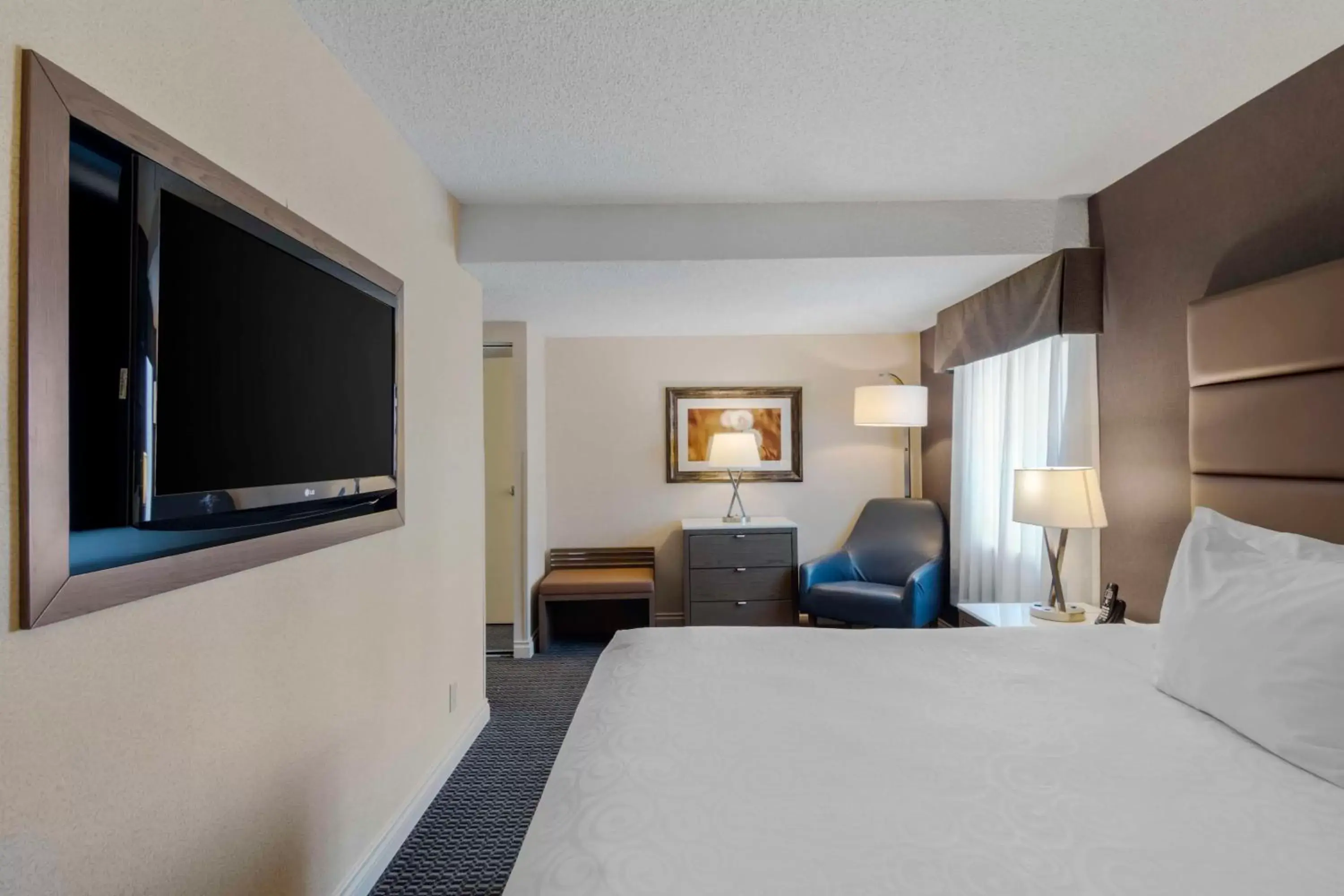 Bedroom, TV/Entertainment Center in Best Western Premier Chateau Granville Hotel & Suites & Conference Centre