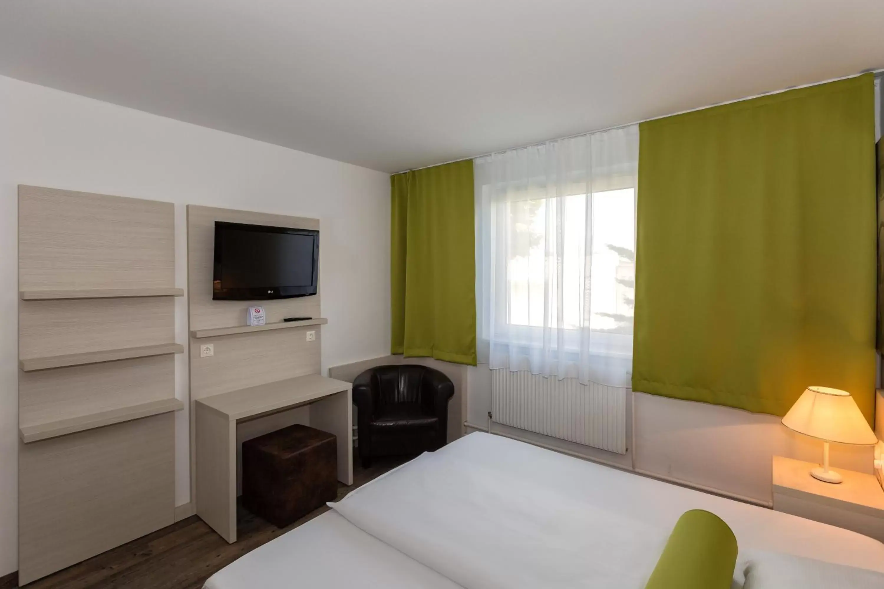 Photo of the whole room, Bed in LifeHotel Vienna Airport