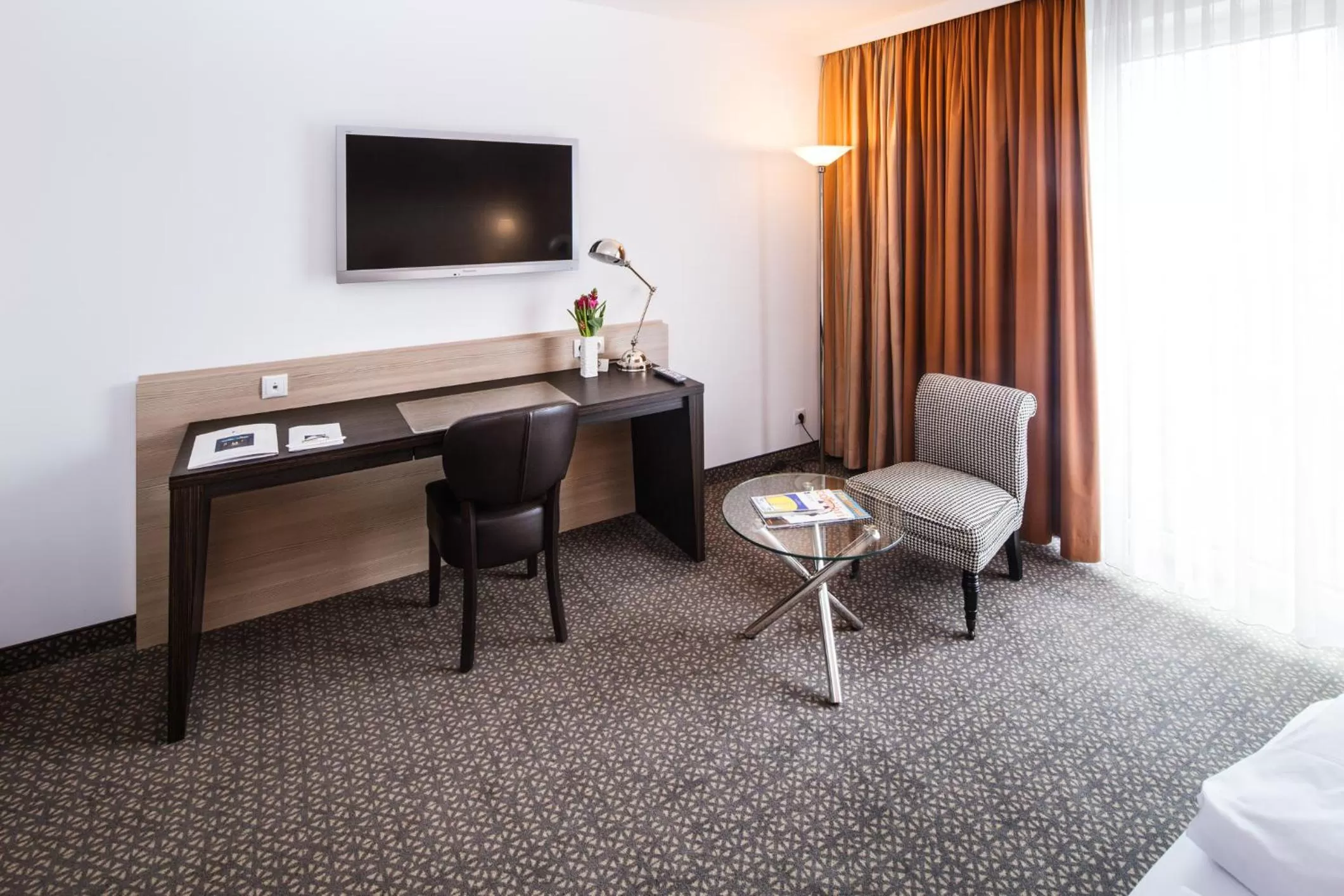 Seating area, Bed in Hotel Plaza