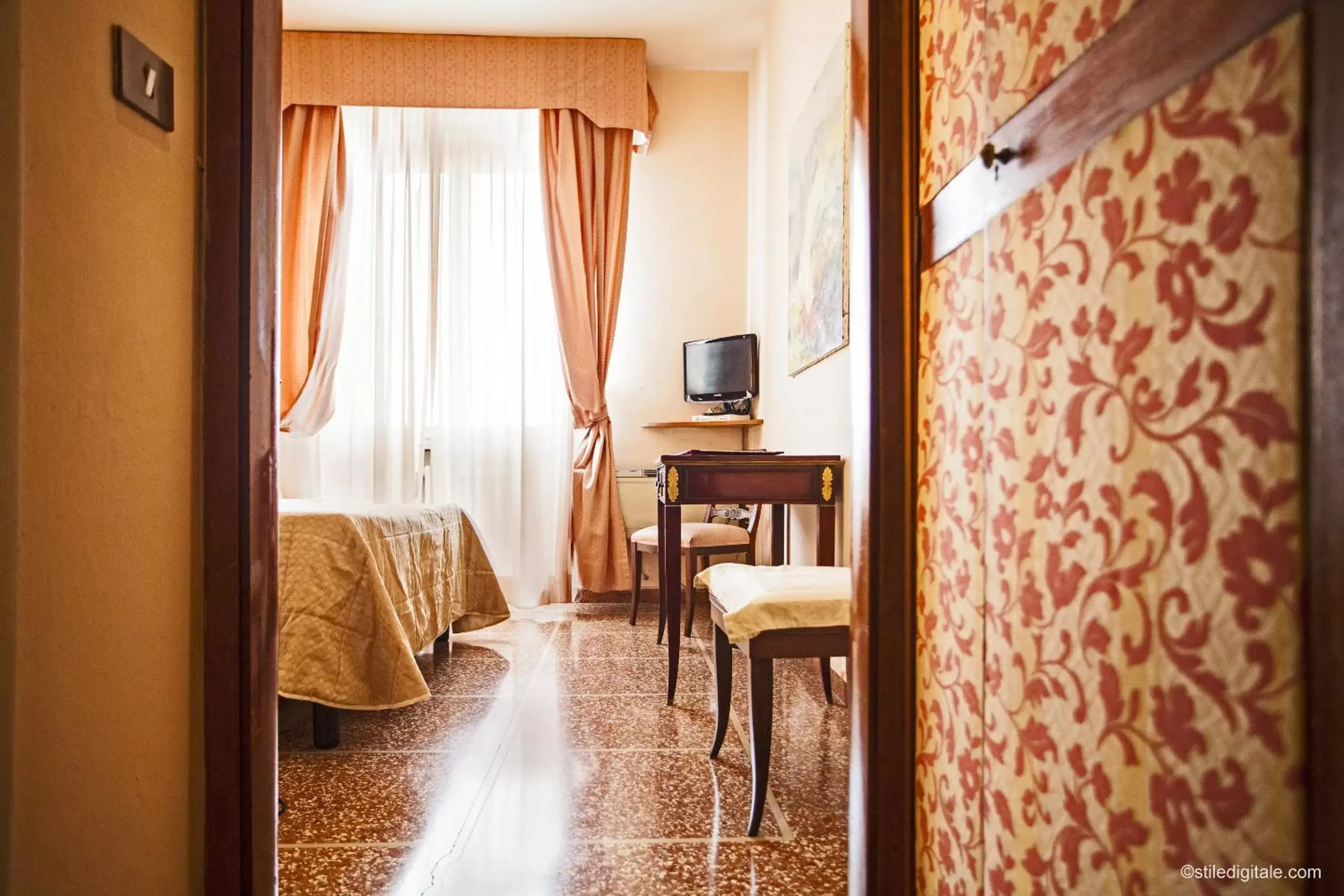 Bed, TV/Entertainment Center in Hotel La Pace