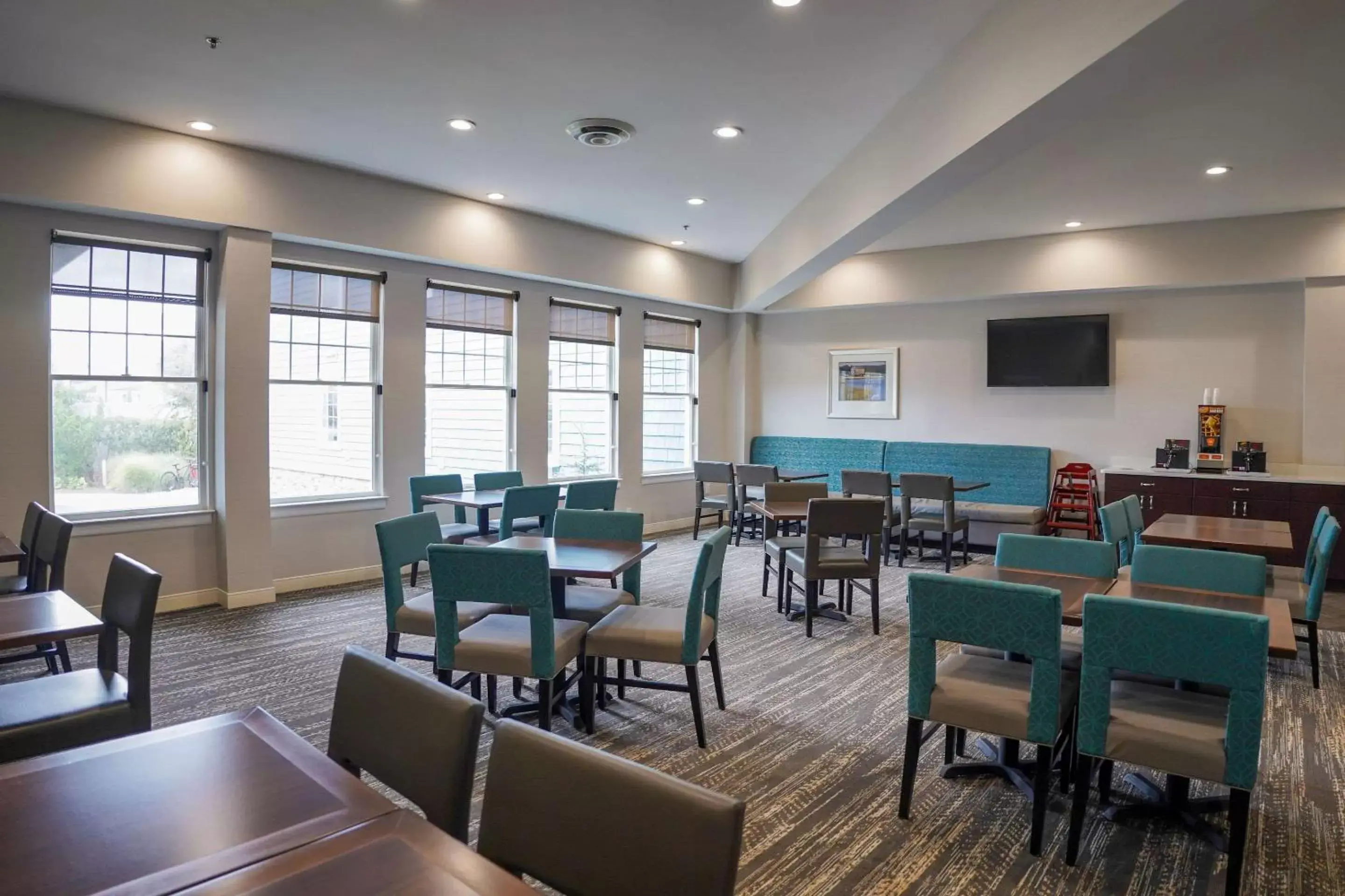 Restaurant/Places to Eat in Comfort Suites Chincoteague Island Bayfront Resort