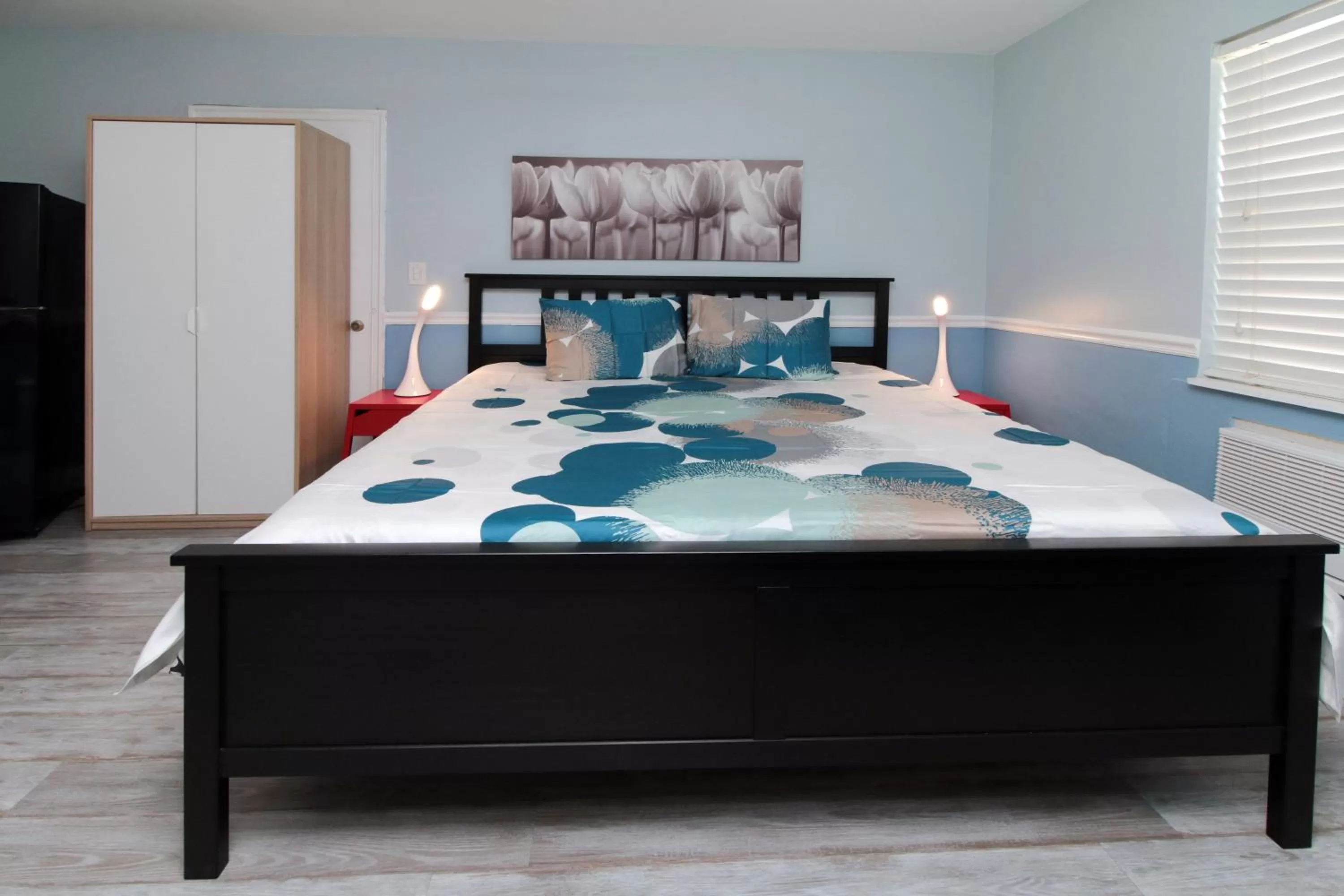 Bedroom, Bed in The Dolphin Hollywood