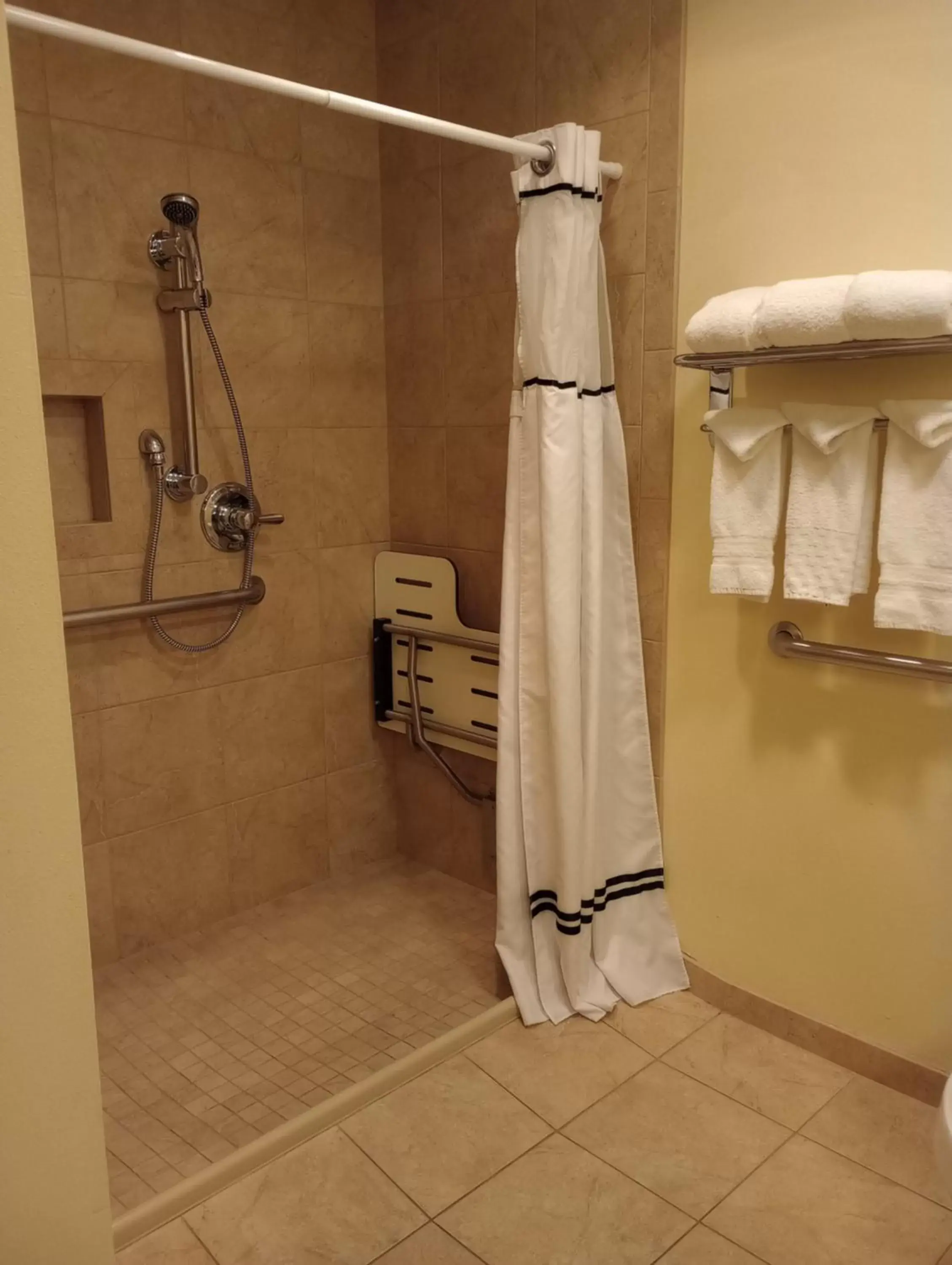 Shower, Bathroom in Wingate by Wyndham Mount Vernon