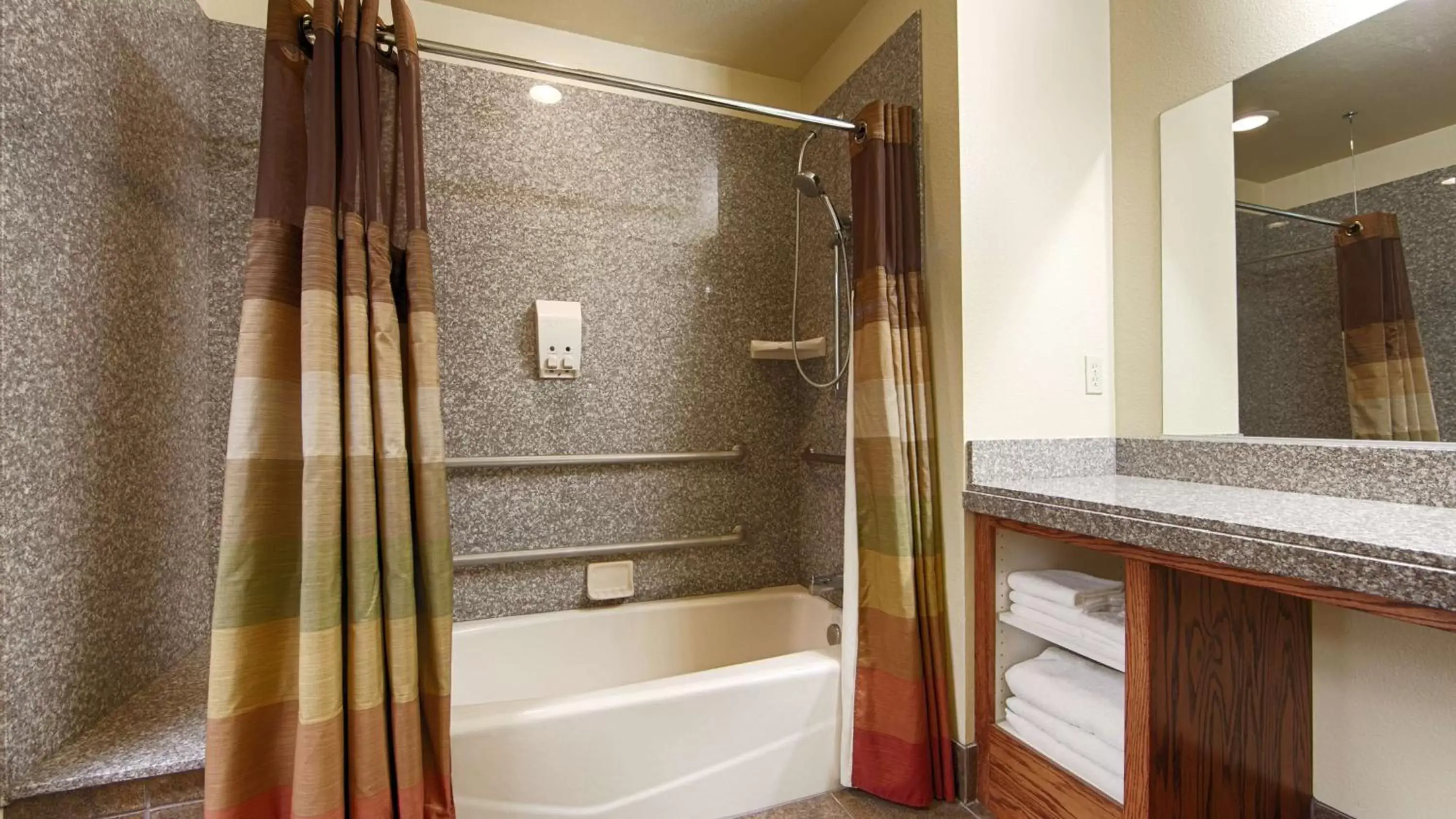 Queen Room with Two Queen Beds and Bathtub - Non-Smoking in Best Western Plus Yosemite Gateway Inn Queen Room with Two Queen Beds and Bathtub - Non-Smoking in Best Western Plus Yosemite Gateway Inn