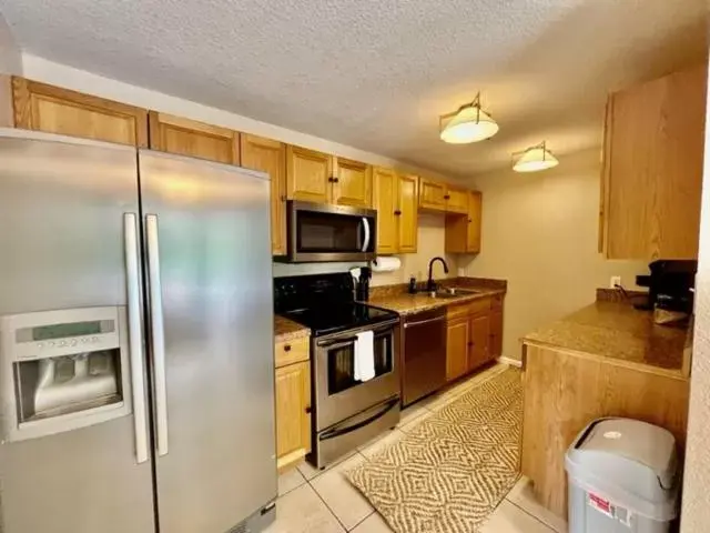 Kitchen or kitchenette, Kitchen/Kitchenette in Hickory Falls Inn