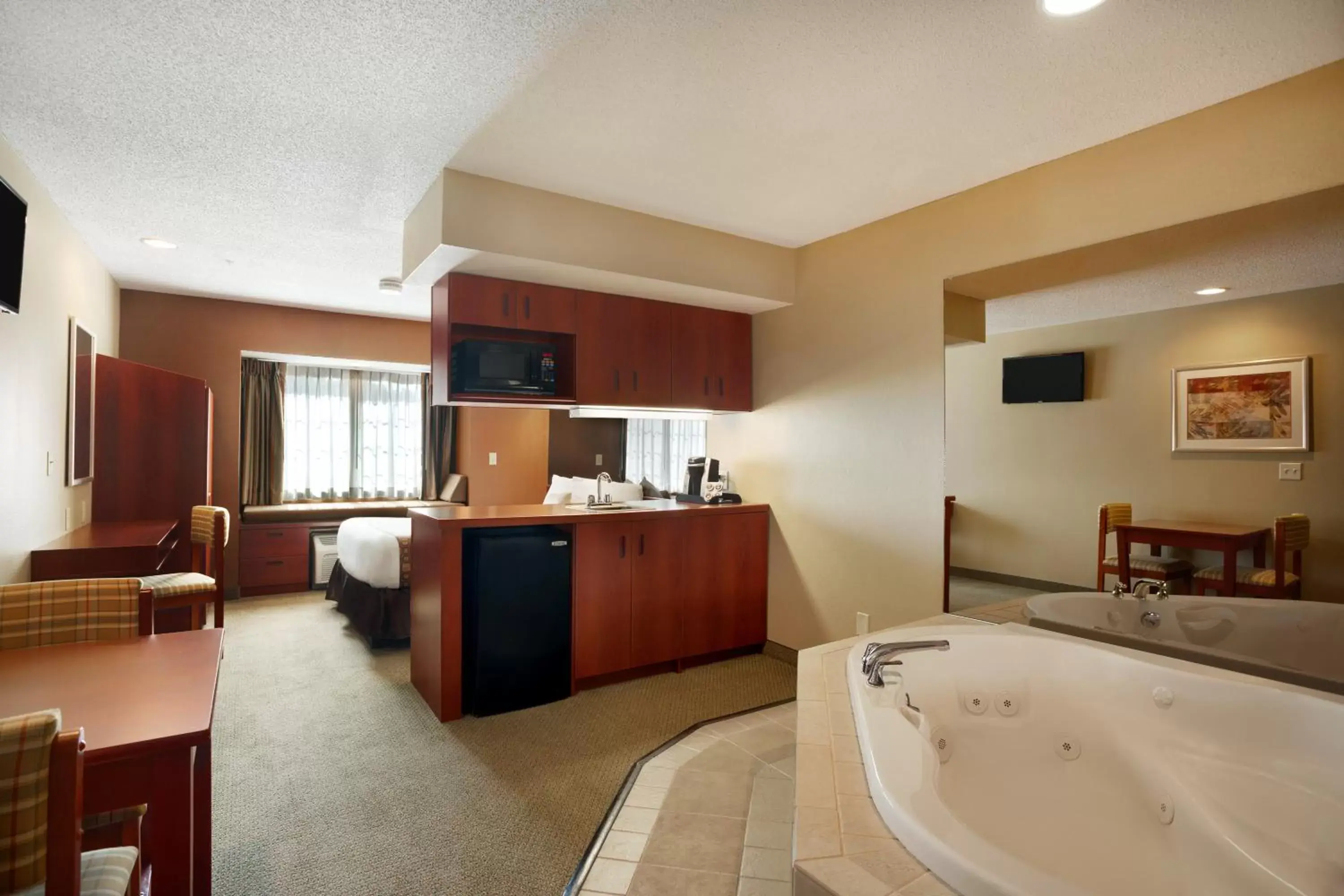 Photo of the whole room, Kitchen/Kitchenette in Microtel Inn & Suites Dover by Wyndham